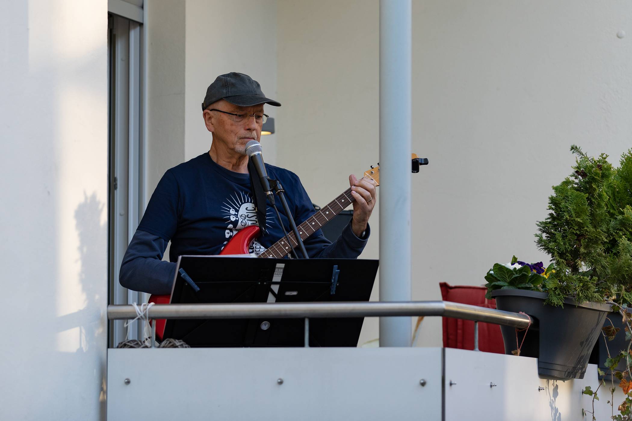 Für ein Konzert muss man nicht immer aus dem Haus gehen. „5BEATS“ spielten im Hinterhof für die Nachbarn.