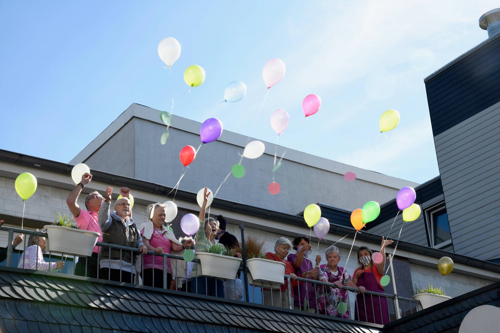  Bei bestem Wetter ließen die Wohngemeinschaften die Ballons in die Luft. 