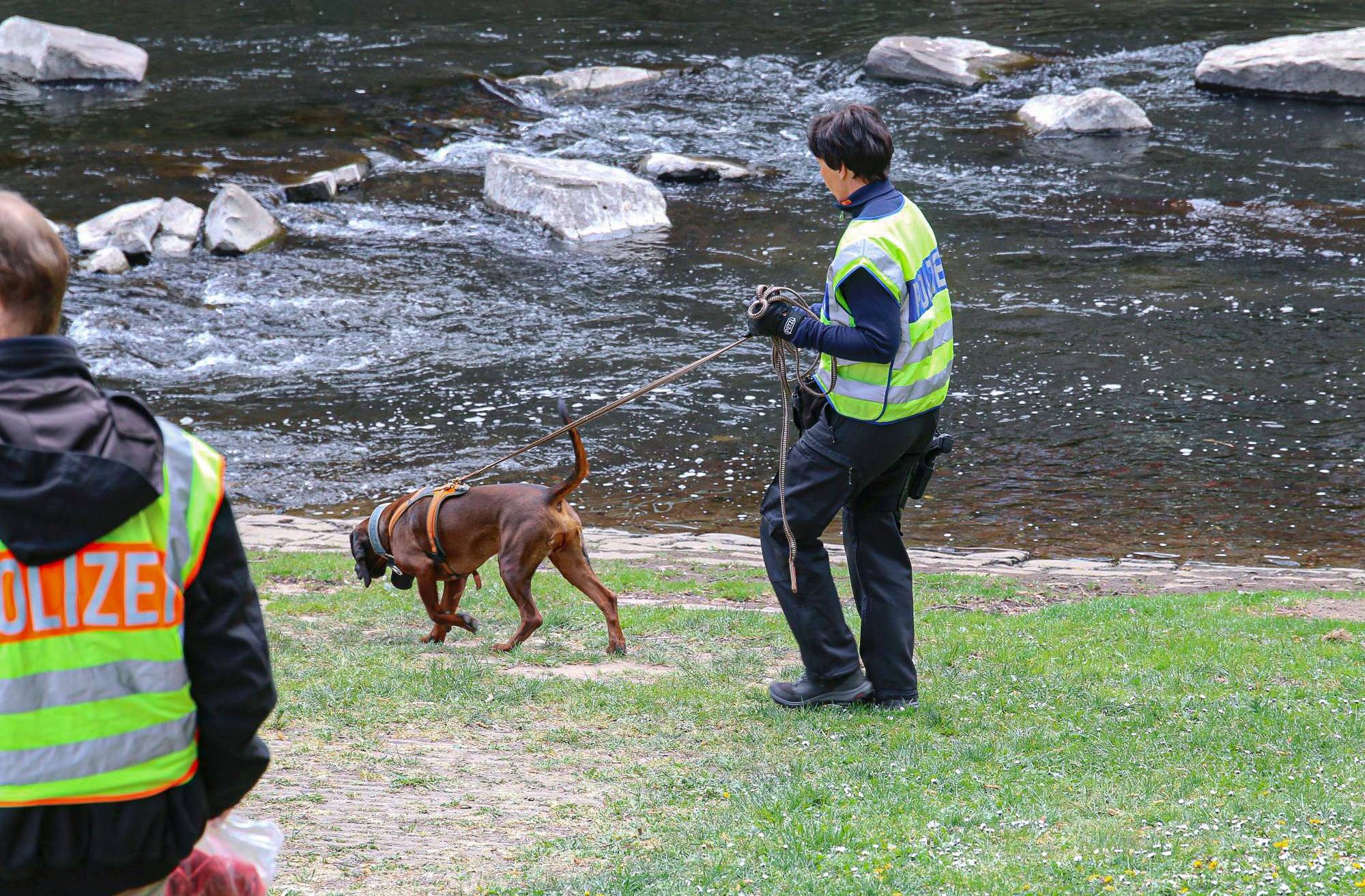  Die Polizei suchte mit Spürhunden das Wupperufer im Bereich der Hünefeldstraße ab.  