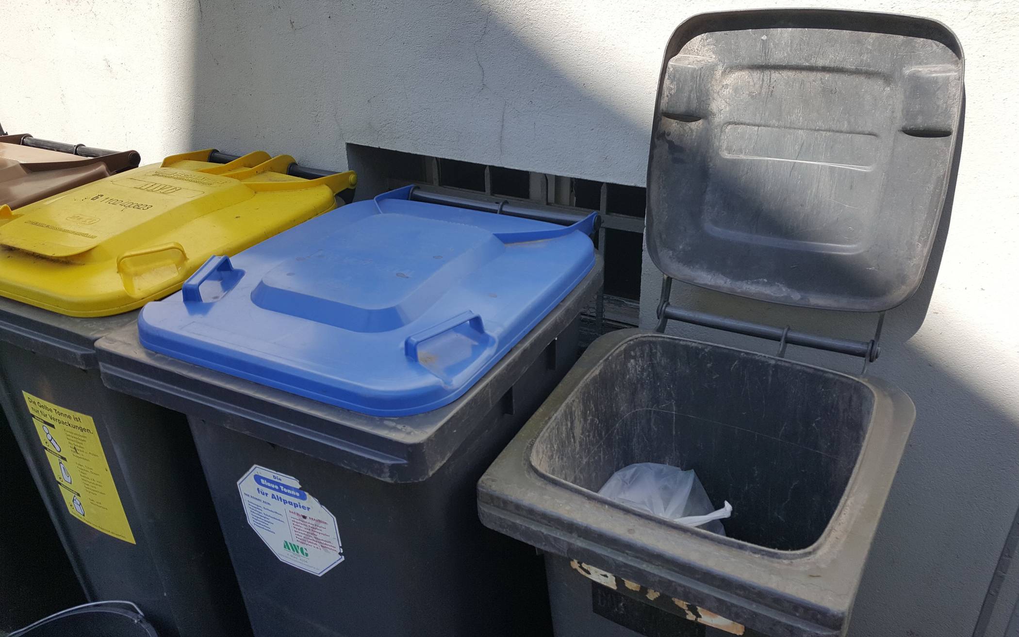  In die graue Mülltonne gehört nur "normaler" Restabfall. Bauschutt beispielsweise hat hier drin gar nichts zu suchen. 