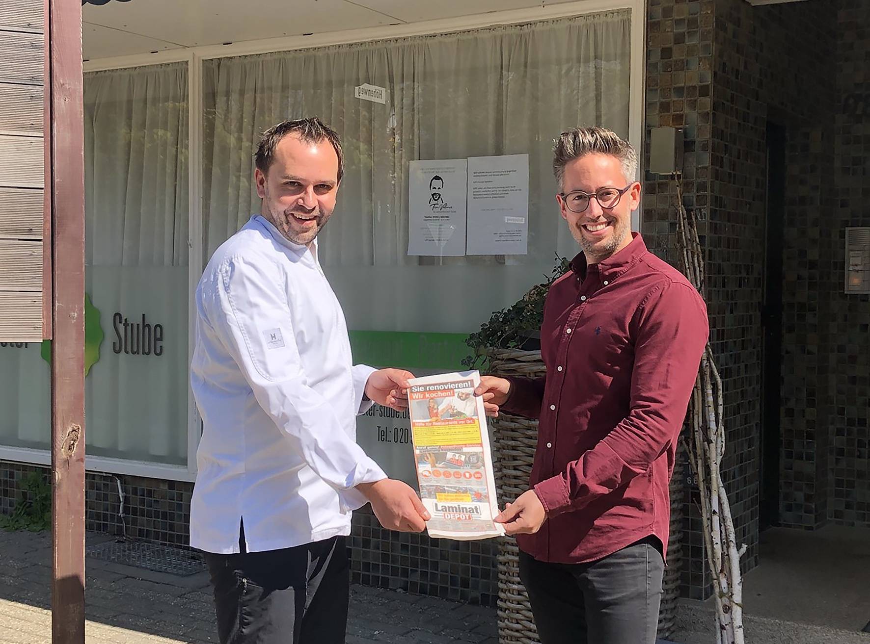  Tim Vollmer (Langenhorster Stube) und Kevin Peter (Geschäftsführer LaminatDEPOT) freuen sich über den Start der Aktion. 