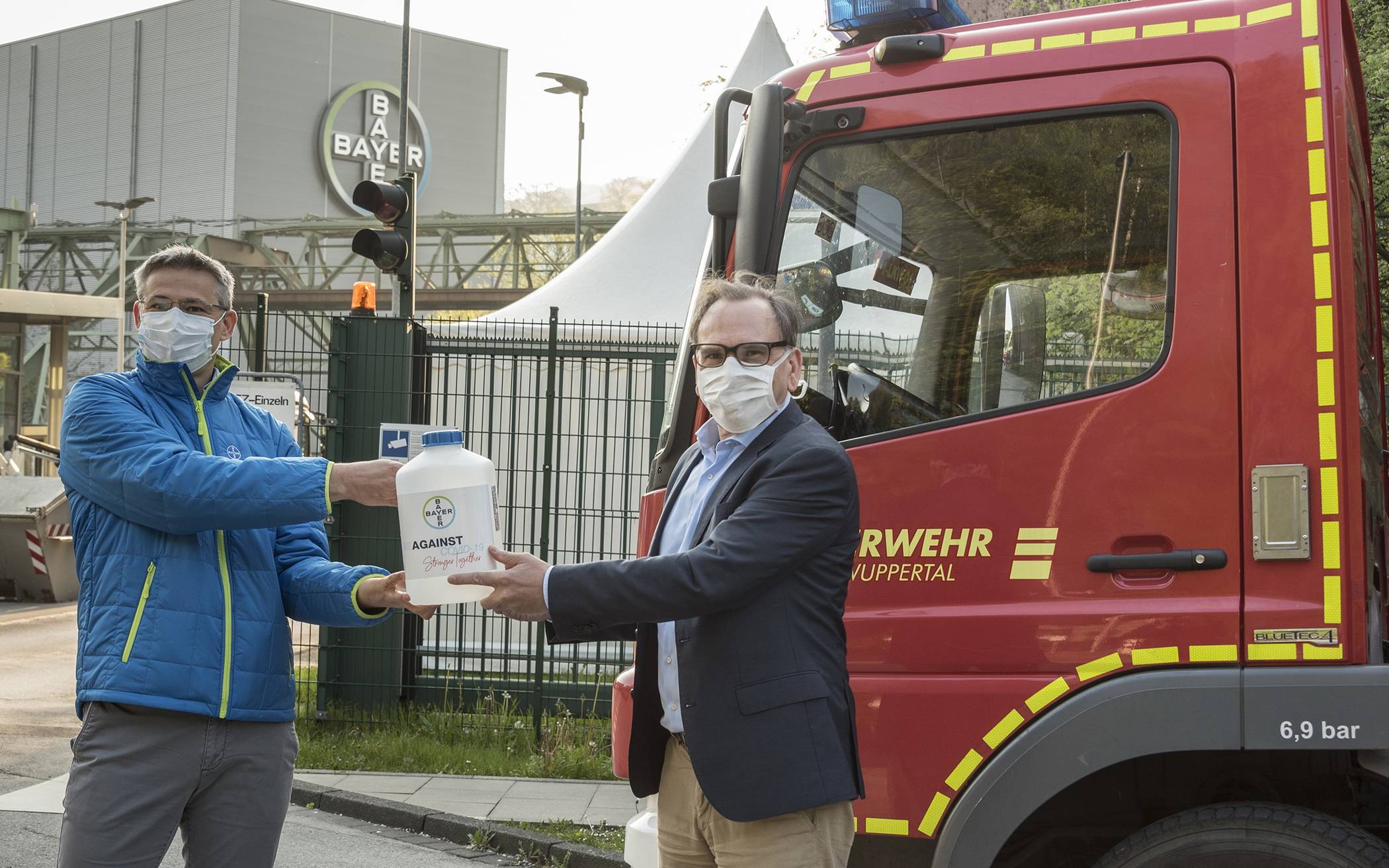 Bayer spendet Wuppertal 18.000 Liter Desinfektionsmittel
