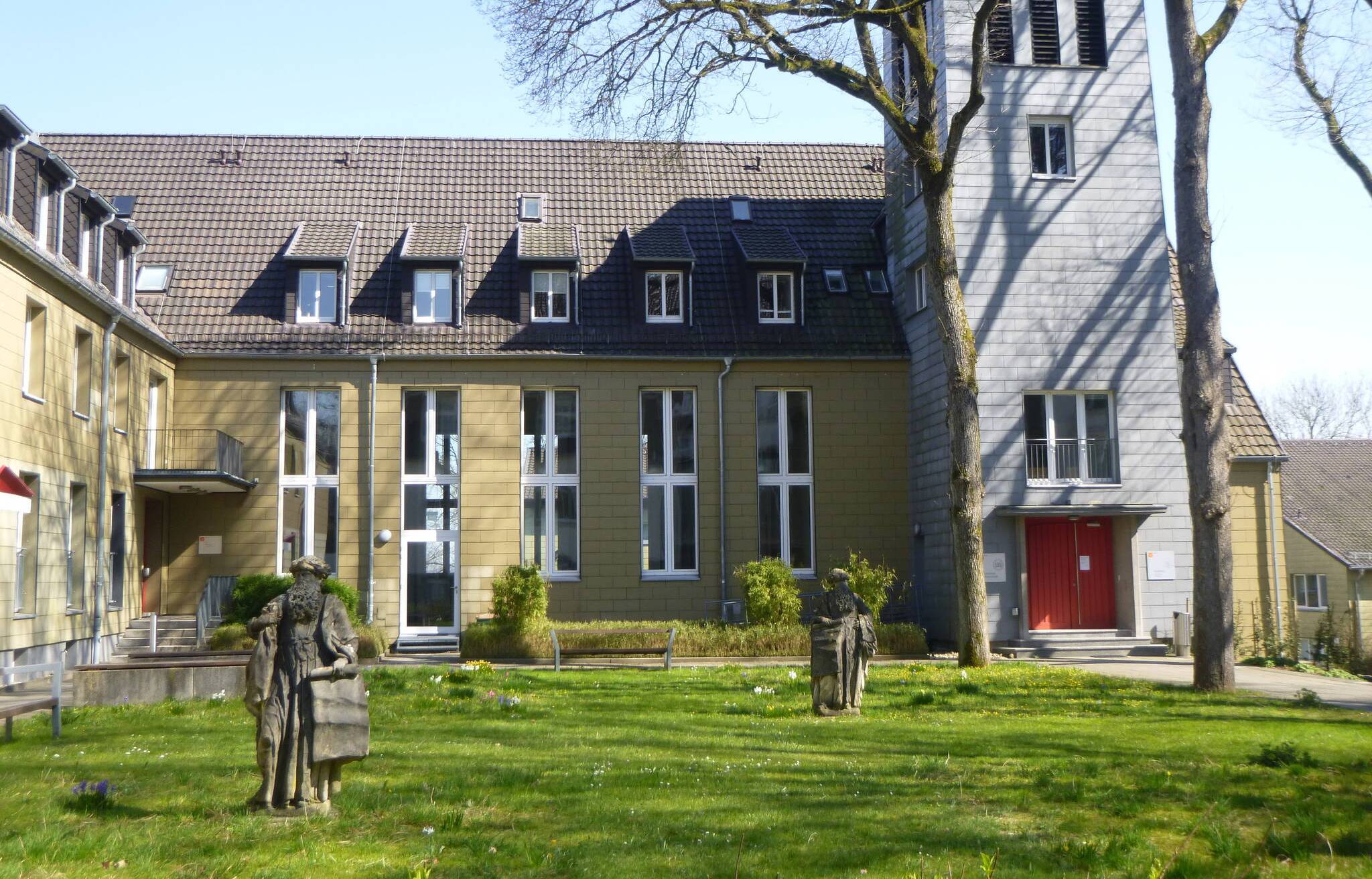 Das Audimax der Kirchlichen Hochschule auf dem Campus Wuppertal: Wegen der Corona-Pandemie findet der Lehrbetrieb bis auf Weiteres ausschließlich online statt. 