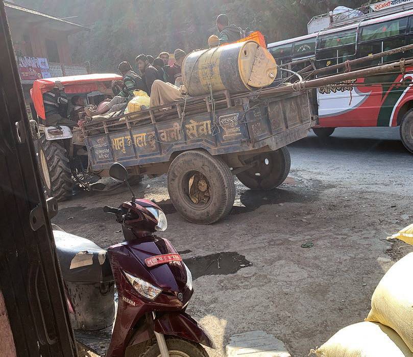 Multitasking mal anders: Der reisende Schrotthändler ist zugleich „Taxi“...