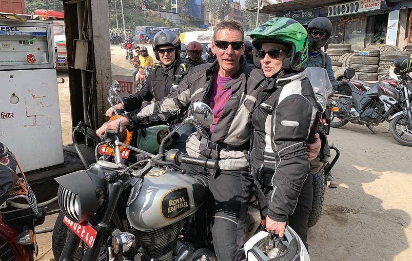 Frank Müller und Ehefrau Michaela Hagemann beim ersten Tankstopp, bevor es Richtung...