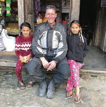 Hellhäutige, große Menschen mit großer Nase üben in Nepal Anziehungskraft...