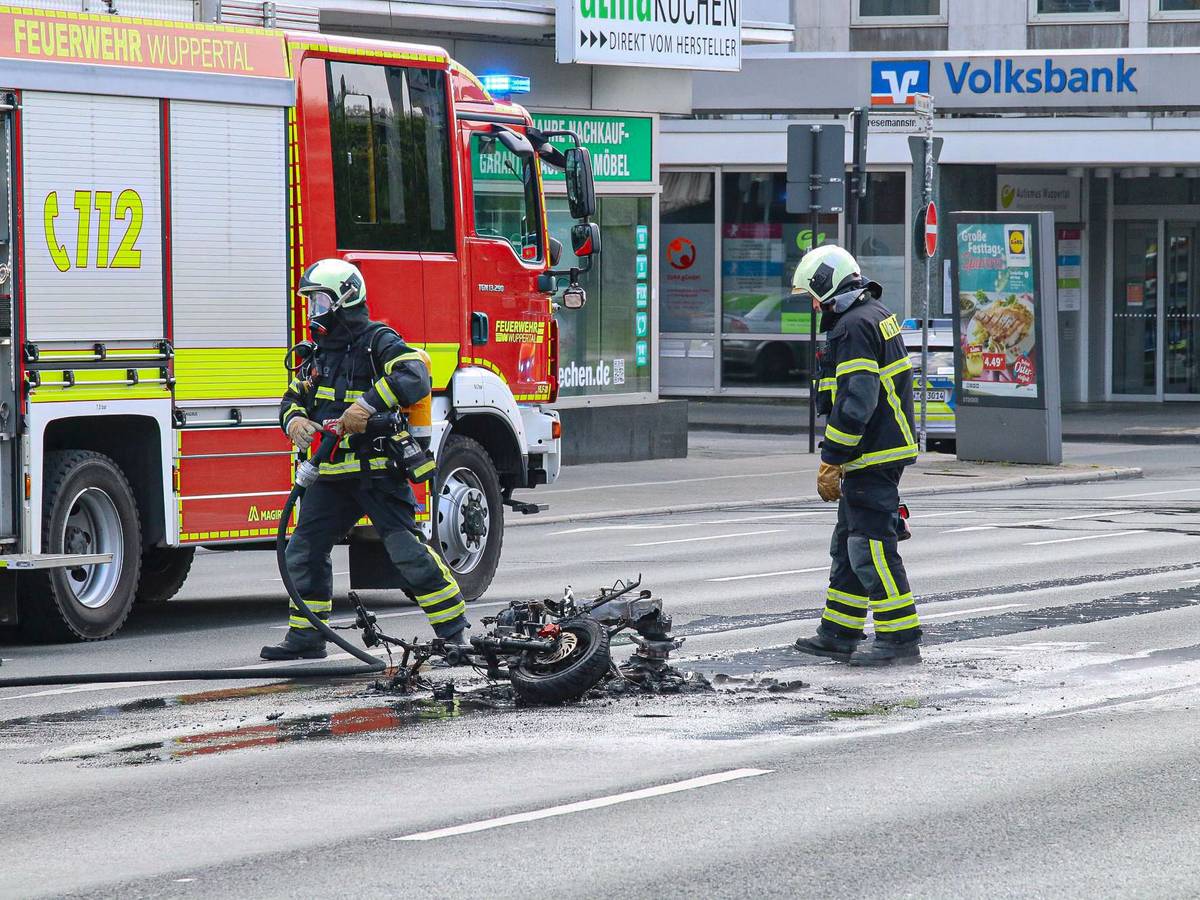 Motorroller gerät in Flammen
