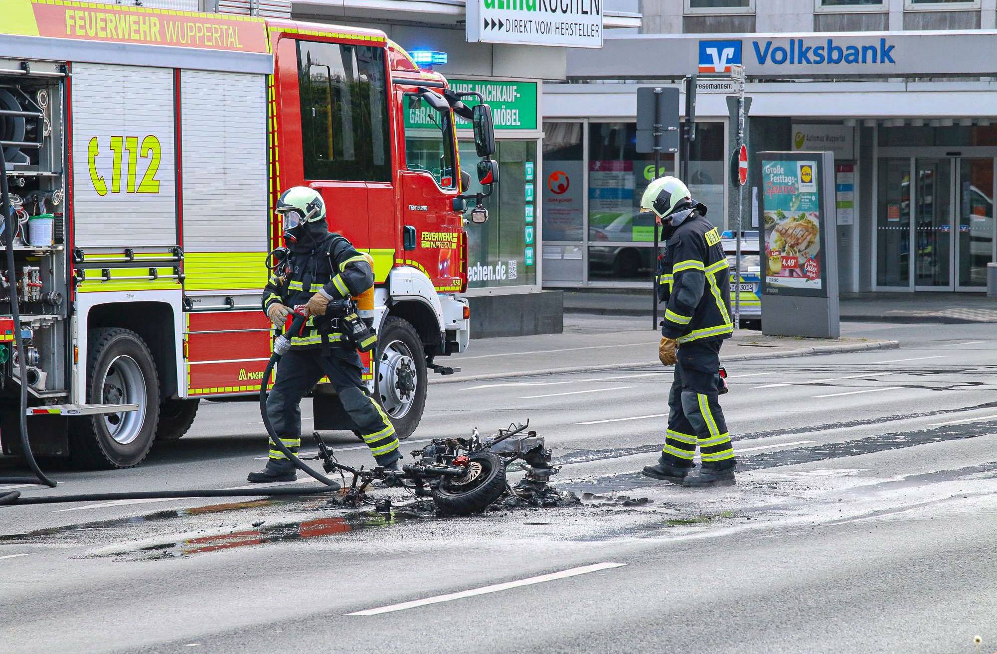 Motorroller gerät in Flammen