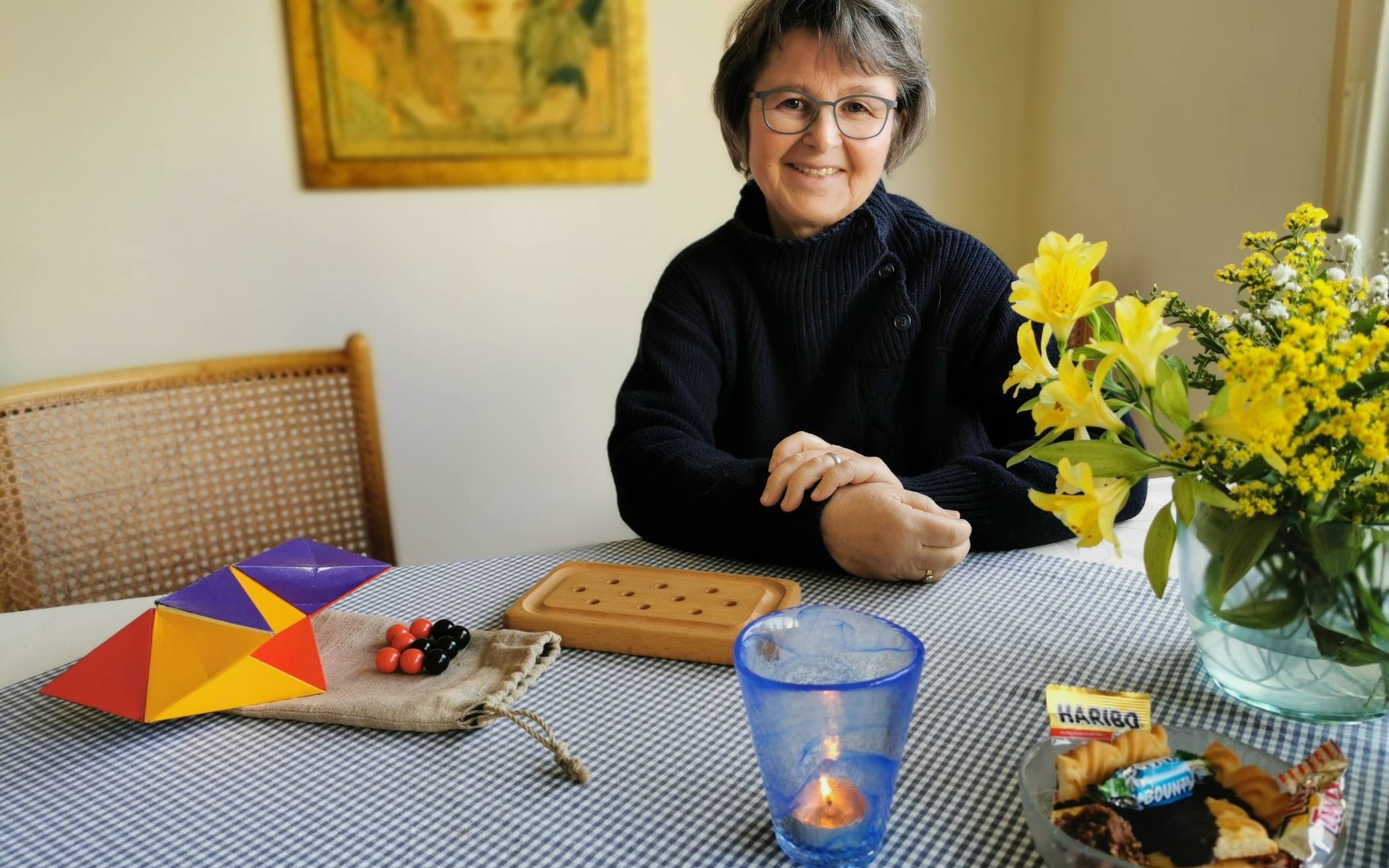  Die Vohwinkelerin Barbara Hückelheim hat zum Gespräch mit der Redaktion den Tisch so gedeckt, wie sie es auch in ihrer Spielgruppe in der JVA Vohwinkel macht: mit Blumen, Kerze und Tischdecke.  