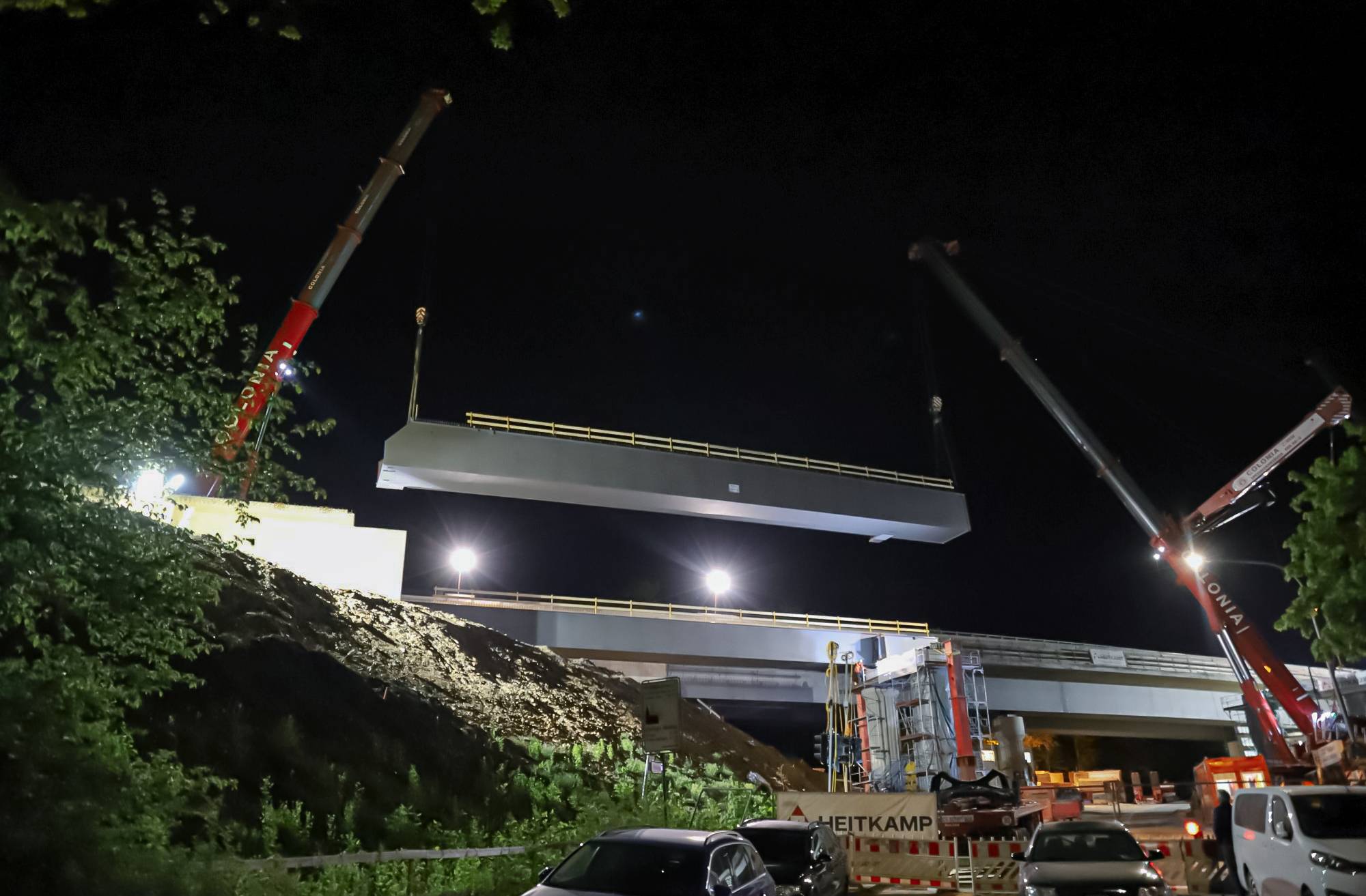 Stahlträger für A 46-Brückenneubau in Wuppertal eingehoben