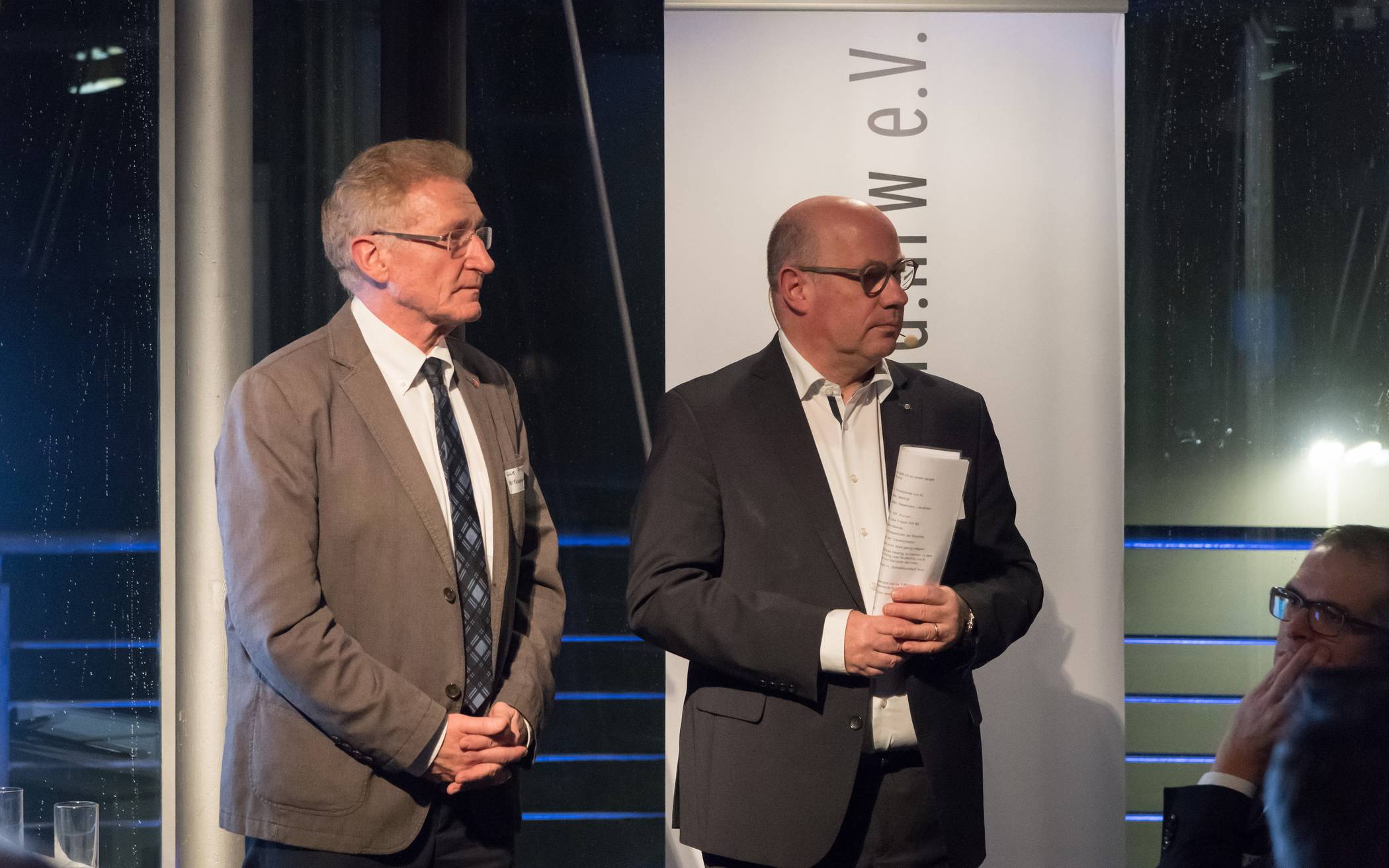  Ein Archivbild aus Vor-Corona-Zeiten: Uwe Fritsch, Betriebsratsvorsitzender bei VW in Braunschweig (links), zusammen mit Stephan A. Vogelskamp, dem Geschäftsführer von automotiveland.nrw  