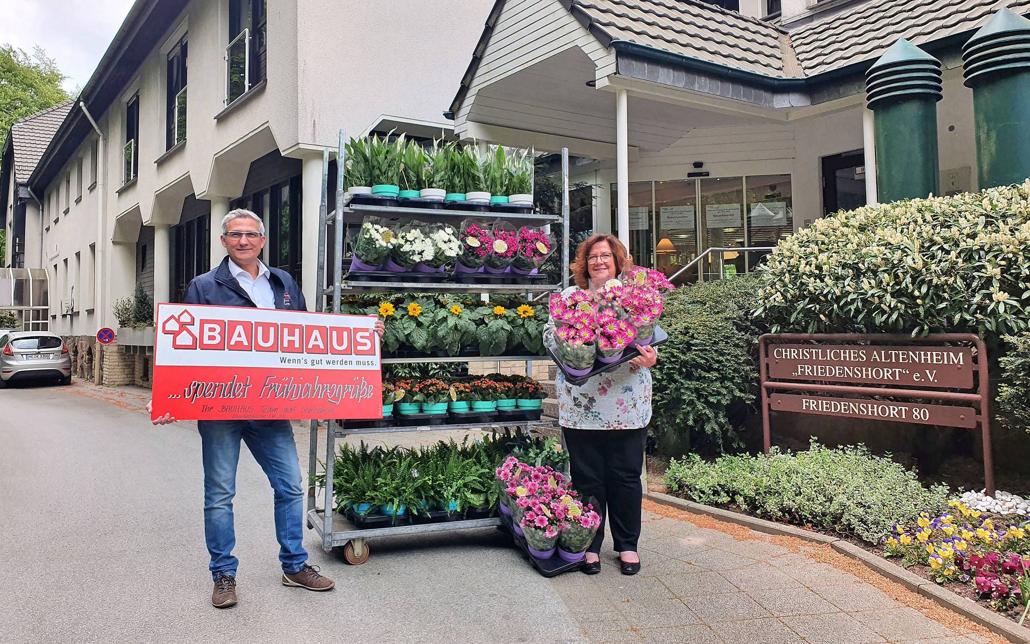  Altenheim-Leiterin Claudia Henze nahm die 140 Frühjahrspflanzen für das „Friedenshort“ entgegen.  