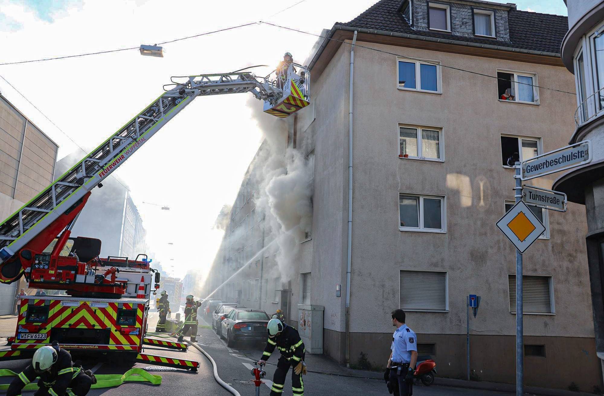  Die Feuerwehr verhinderte ein Übergreifen der Flammen auf andere Wohnungen. 