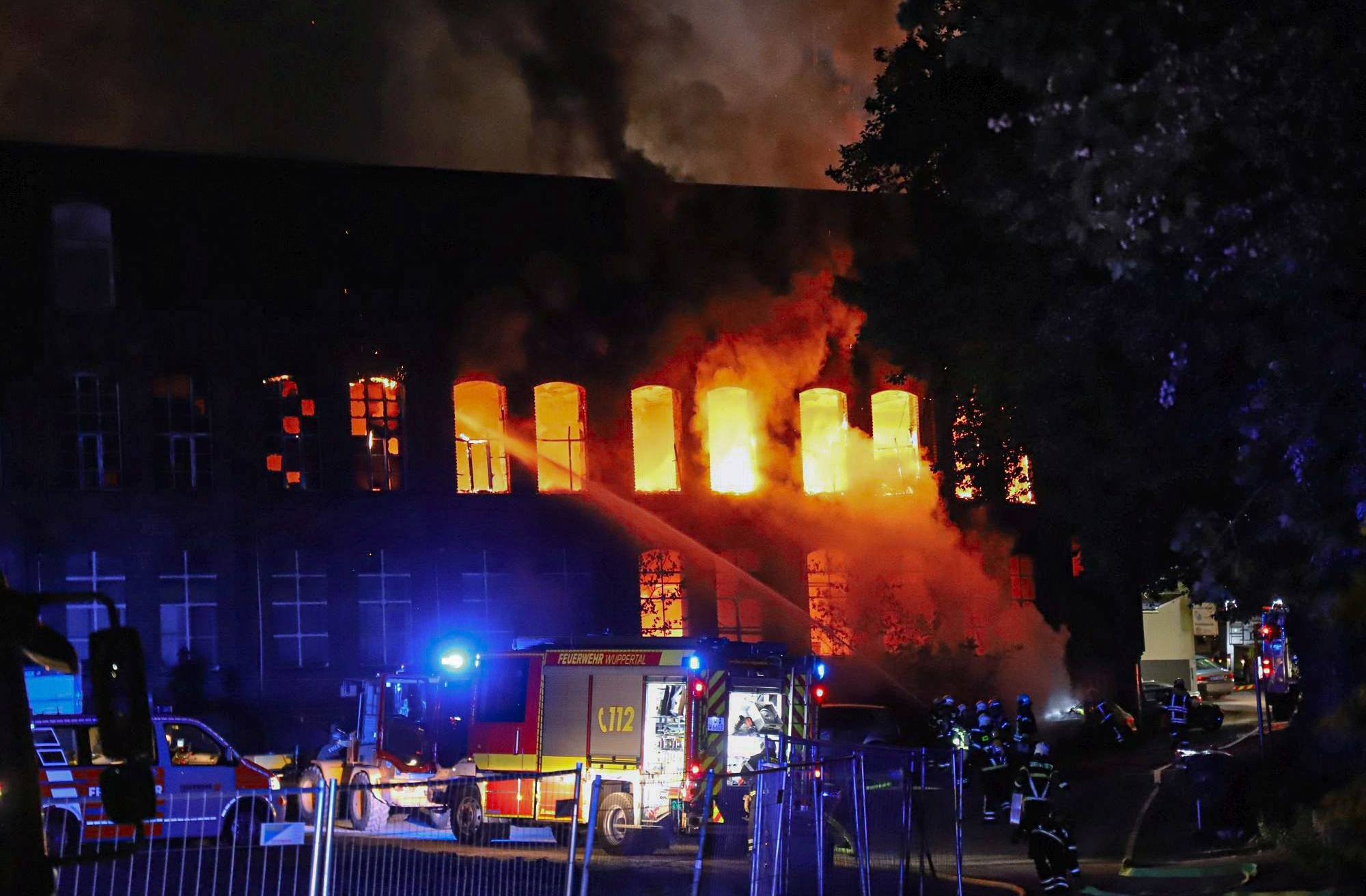Fabrikgebäude in Flammen