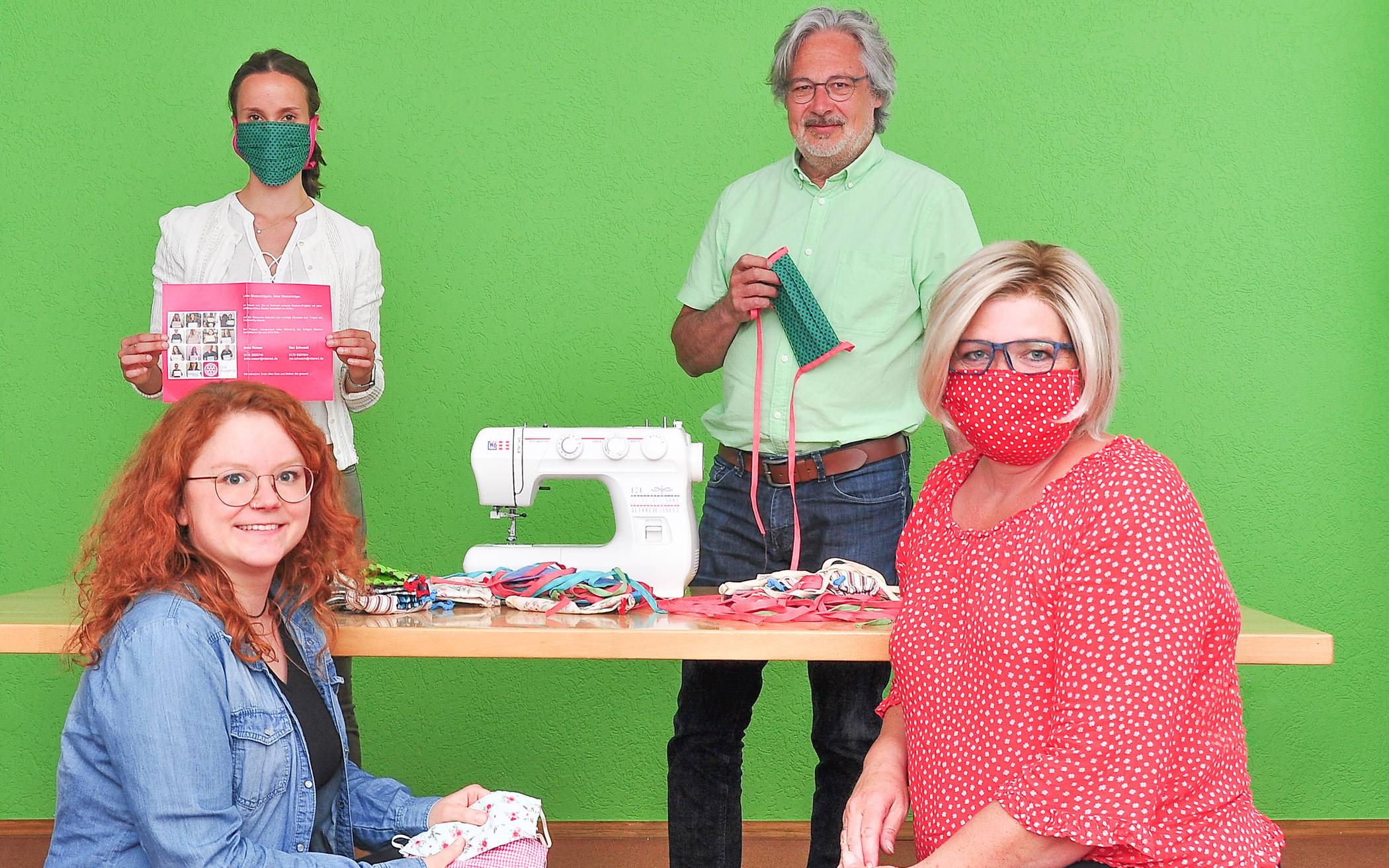  Thea Scheffel von Rotaract (h.l.) übergibt selbstgenähte Gesichtsmasken an Stefan Pauls, Geschäftsführer der Lebenshilfe. Christina Hartan und Nicole Euwens vertreten das Team der Näherinnen der Lebenshilfe. 