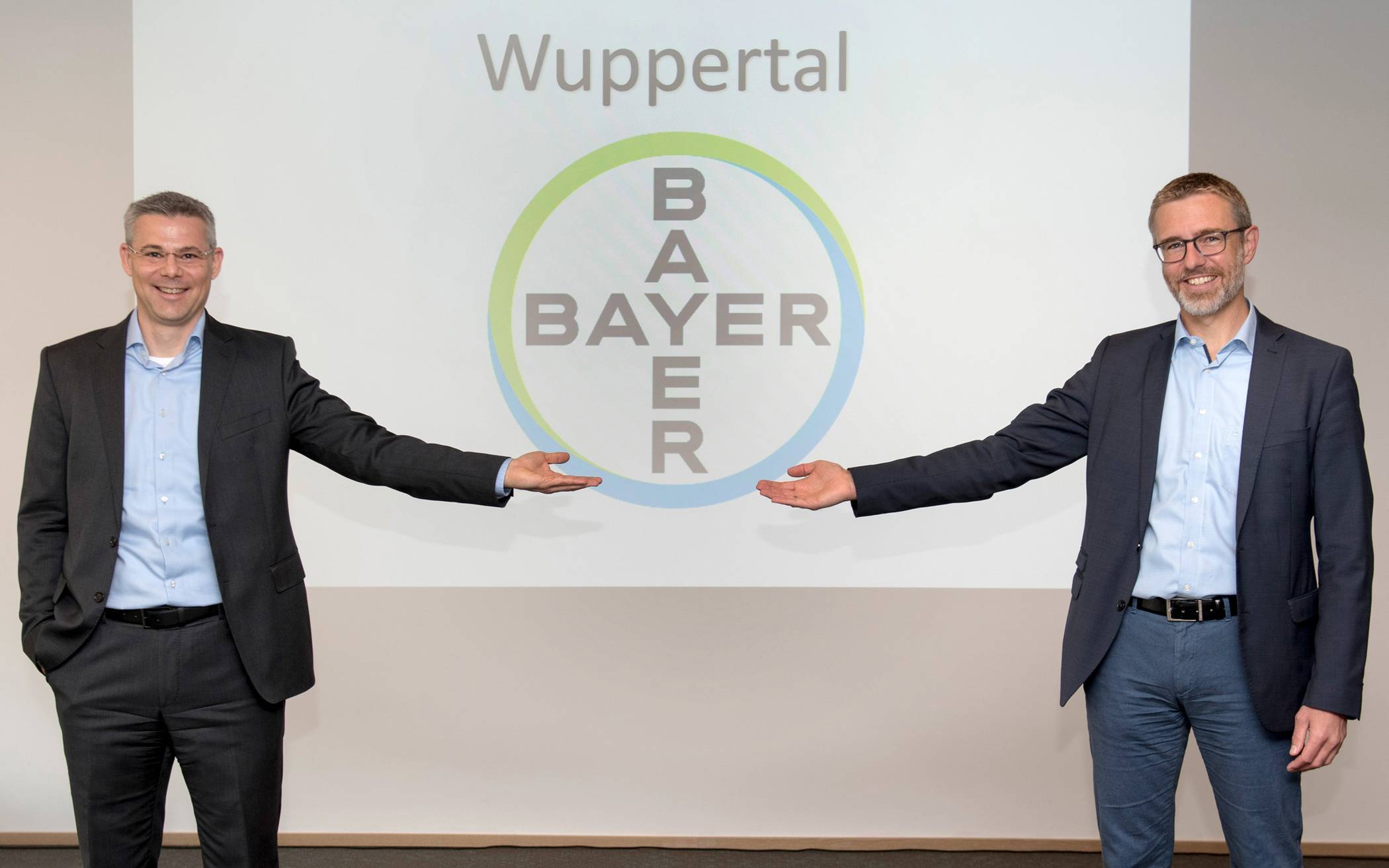  Standortleiter-Wechsel bei Bayer in Wuppertal: offizielle Verabschiedung von Dr. Holger Weintritt (links) und Begrüßung von Dr. Timo Fleßner. 
