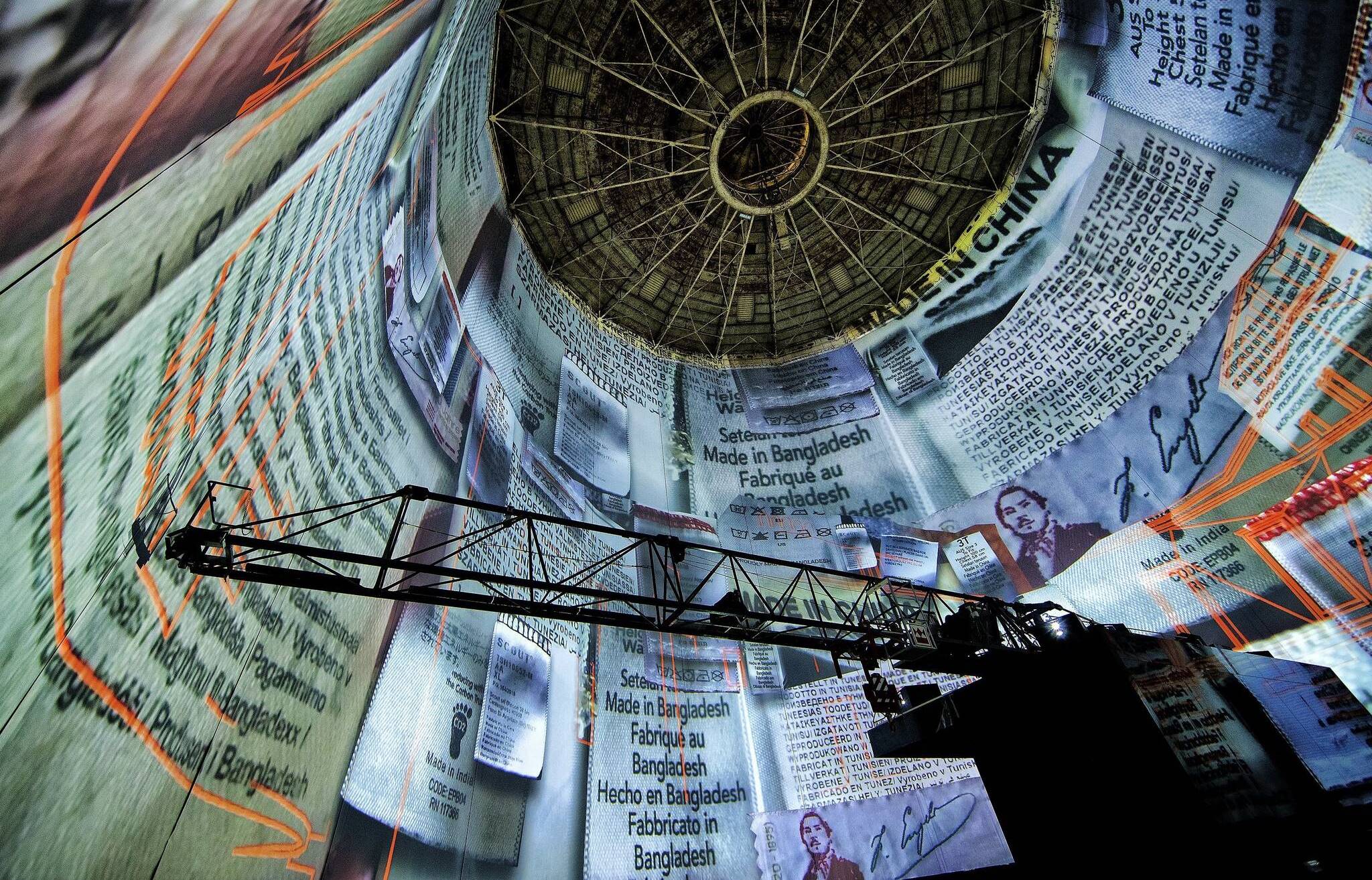  Von der Fassade des Wuppertaler Opernhauses in das Innere das Heckinghauser Gaskessels: Projection-Mapping des Wuppertaler Multimedia-Künstlers Gregor Eisenmann. 
