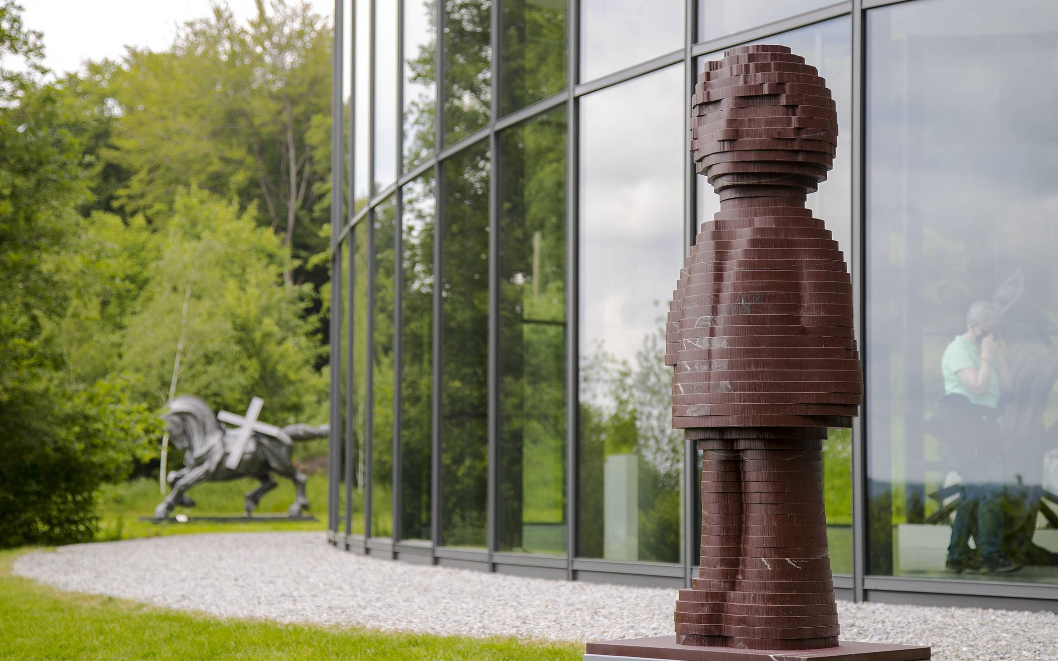  Wer Eckehard Lowischs "Engels 2020 Skulptur" irgendwo in Wuppertal (wie hier im Skulpturenpark Waldfrieden, wo sie ihre Stadt-Reise begann) sieht, kann sie gerne fotografieren und unter dem Hashtag #engelstour2020 posten. 