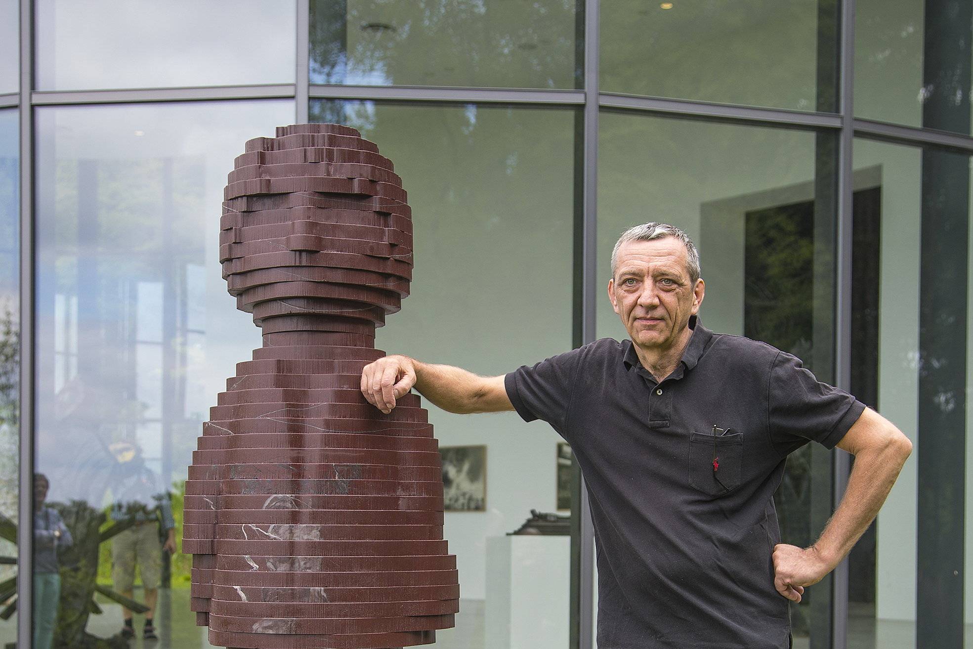  Der Wuppertaler Bildhauer Eckehard Lowisch mit seiner "Engels2020 Skulptur", die ab jetzt auf eine Überraschungsreise durch die Stadt gehen wird. 