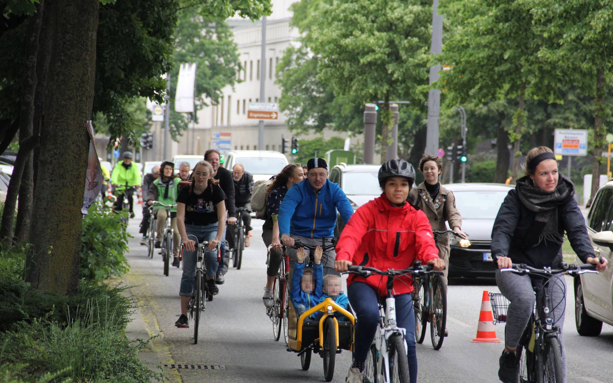  Rund 150 Wuppertaler waren dem Aufruf der Verkehrsinitiativen gefolgt, am Samstag einen „Pop up“-Radweg auf der B7 auszuprobieren. 