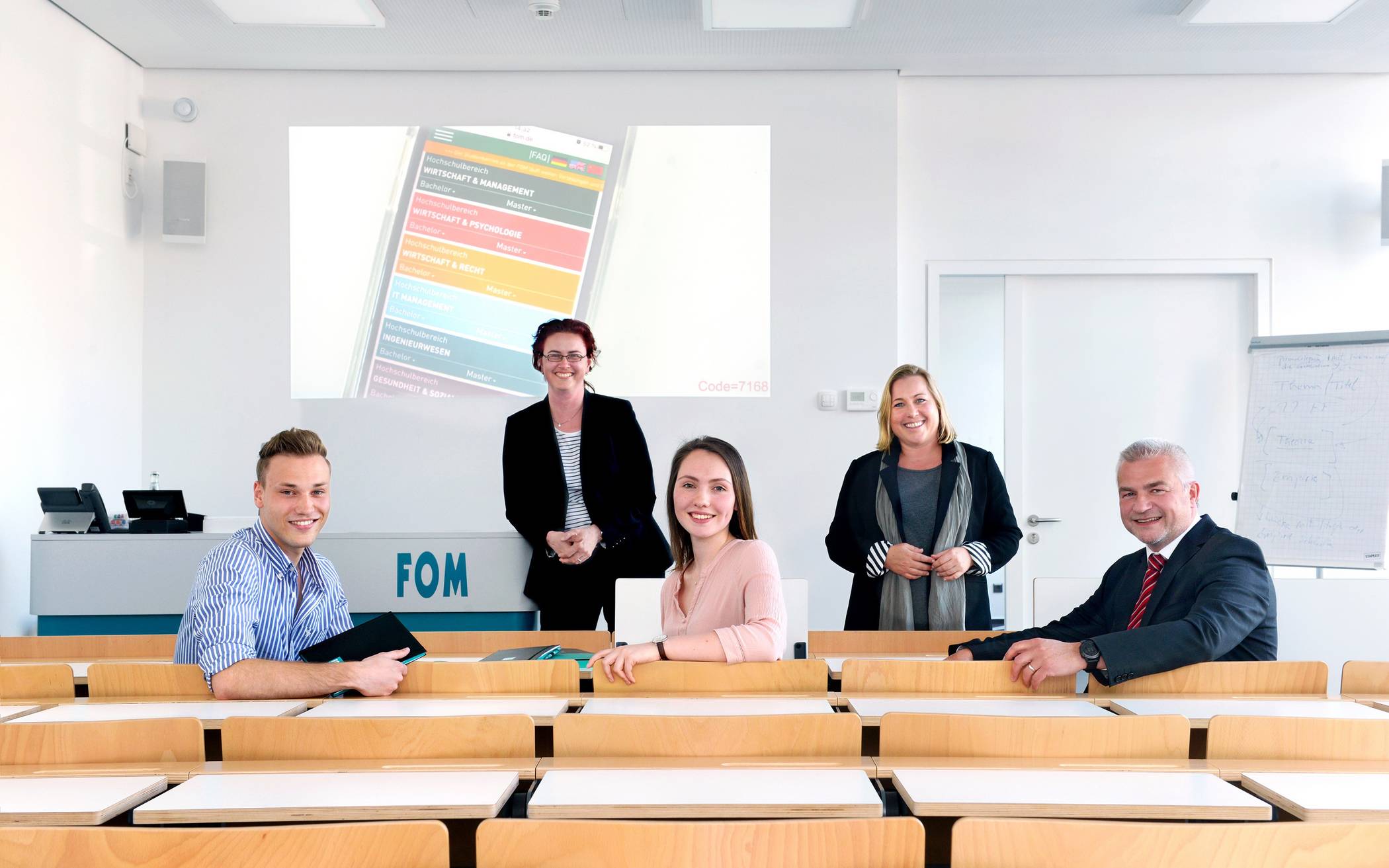  FOM-Geschäftsführerin Wibke Lang (2.v.re.) und die Volksbanker Tim Popko, Silke Becker-Strunk, Hanna Koch und Thomas Willczek (v.li.) füllen diese Zusammenarbeit mit Leben. 
