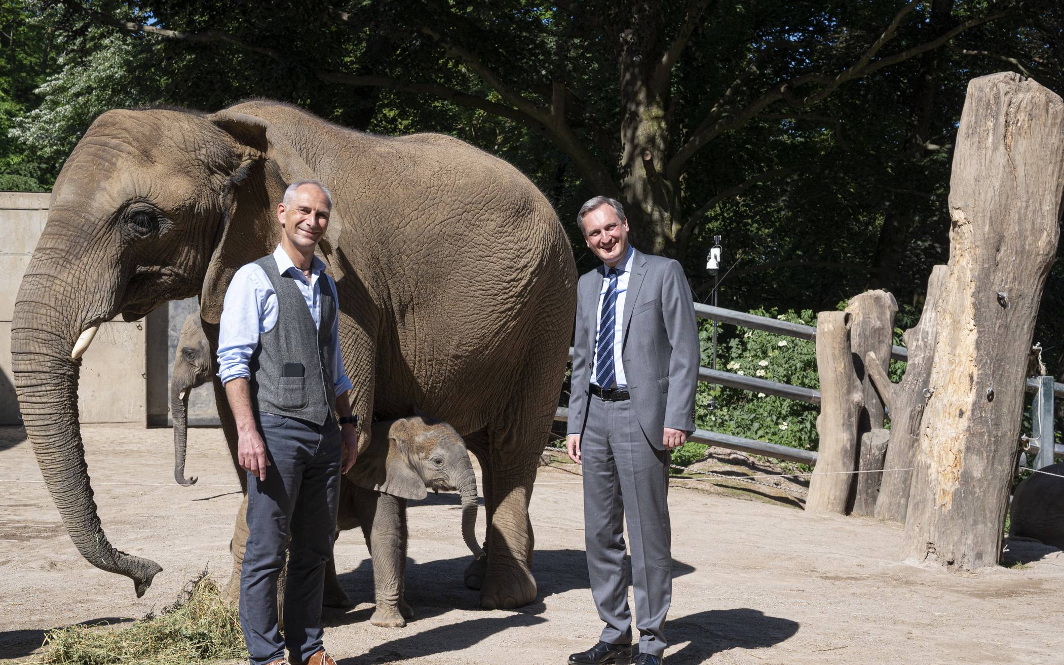  Zoodirektor Arne Lawrenz (links) und der WSW-Vorstandsvorsitzende Markus Hilkenbach mit Patenkind Kimana und dessen Mutter Tika. 