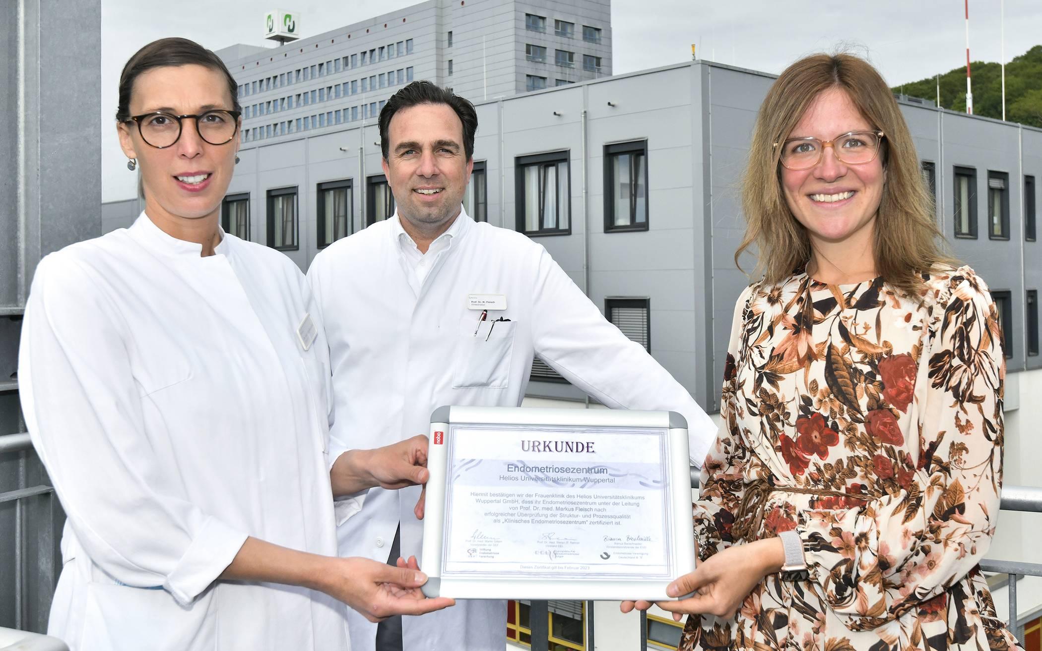  Dr. Angelika Larbig und Prof. Markus Fleisch freuen sich mit Nadine Janßen von der „Selbsthilfegruppe Endometriose“ über die Zertifizierung des „Klinischen Endometriosezentrums Stufe 2“. 