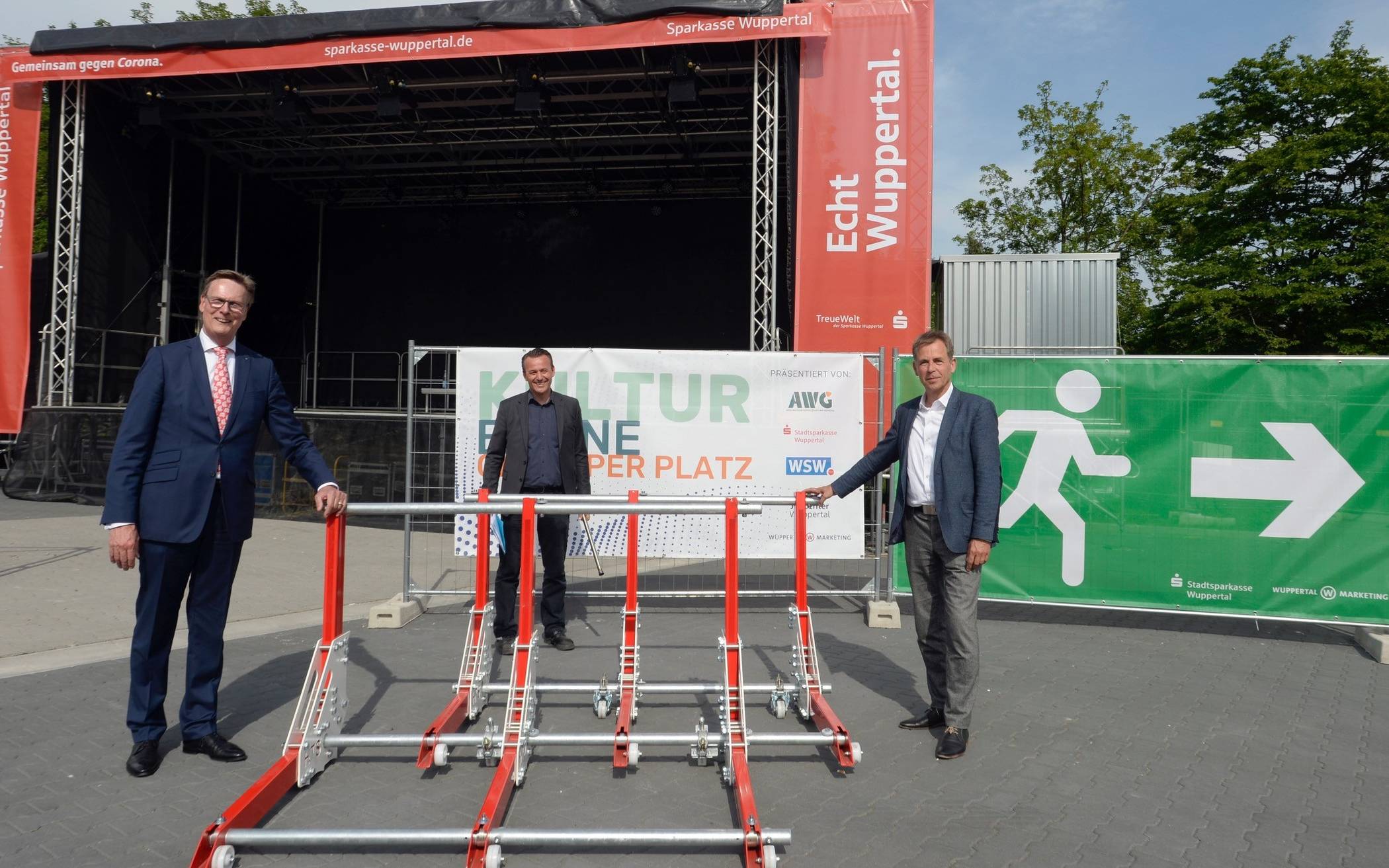  Gunther Wölfges, Vorstandsvorsitzender der Sparkasse, AWG-Sprecher Andreas Spiegelhauer und Wuppertal Marketing-Geschäftsführer Martin Bang stellen das Equipment vor. 