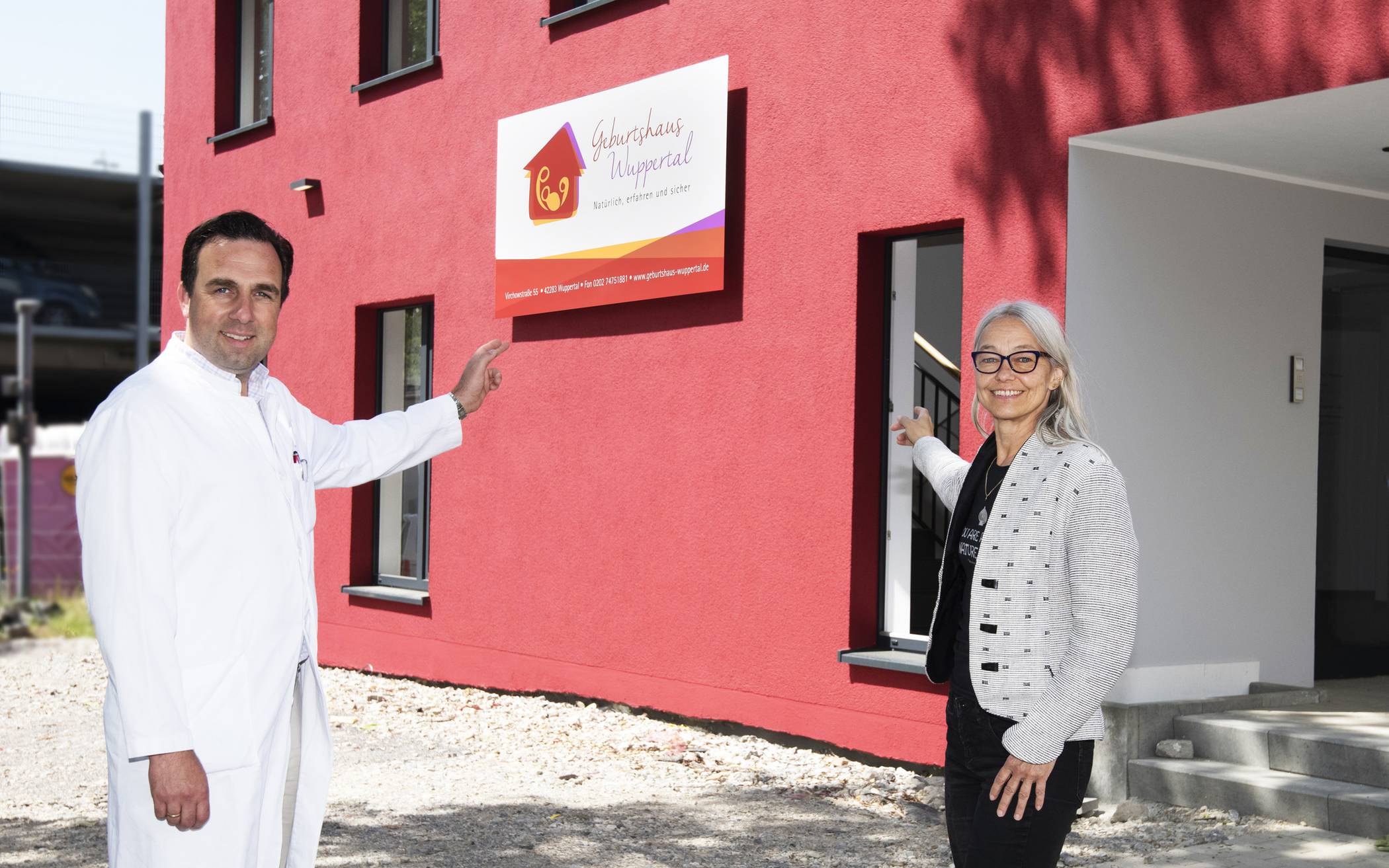  Chefarzt der Helios Landesfrauenklinik Prof. Dr. Markus Fleisch und die Geschäftsführerin des Geburtshauses Wuppertal Kristin Seeland. 