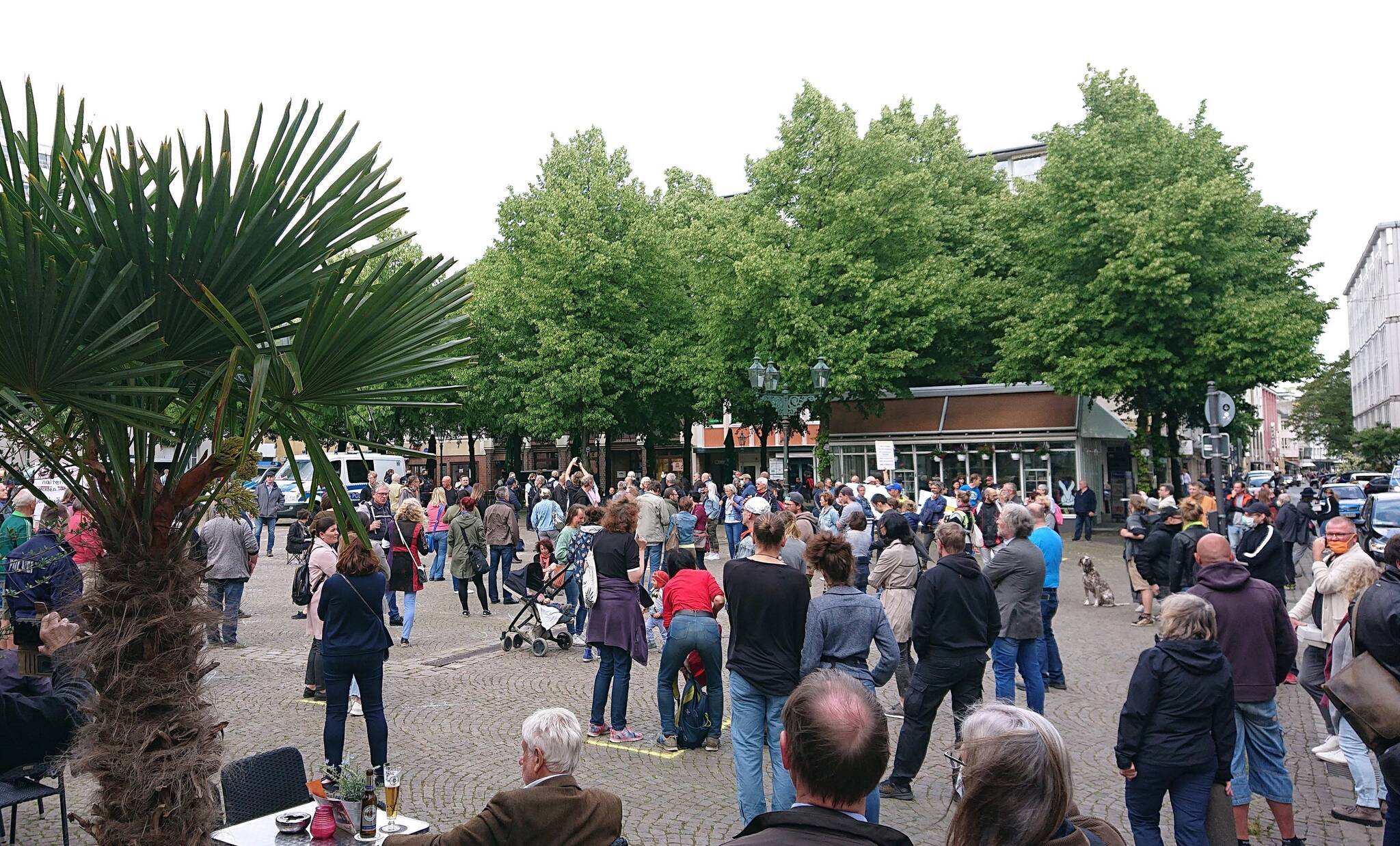  Demonstranten auf dem Laurentiusplatz in Elberfeld. 