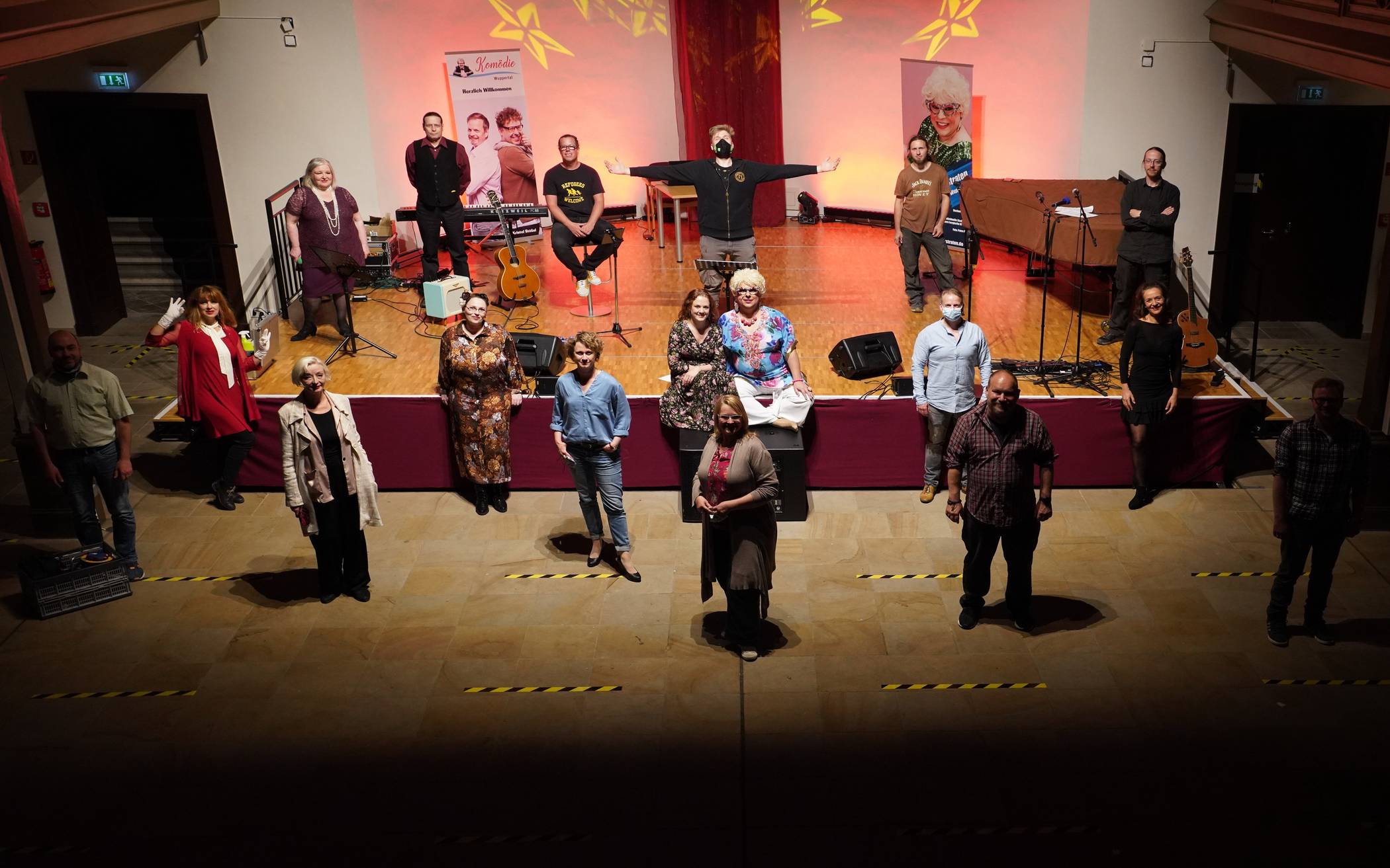  Teile des Ensembles und der Techniker bei der ersten Onlineshow in der Immanuelskirche. 