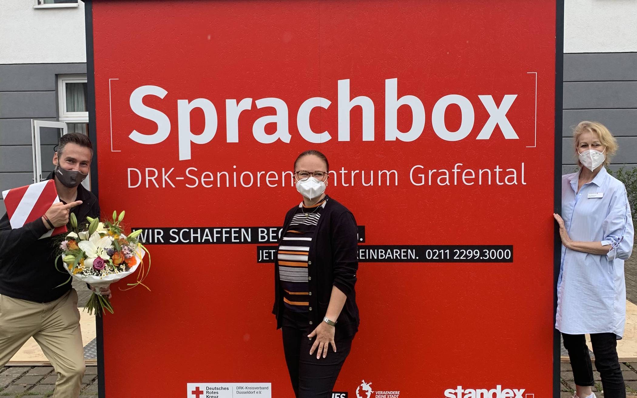  Sascha Söhler (CEO Standex GmbH) mit Andrea Patt (Einrichtungsleiterin DRK-Seniorenheim Grafental) und Betreuerin. 