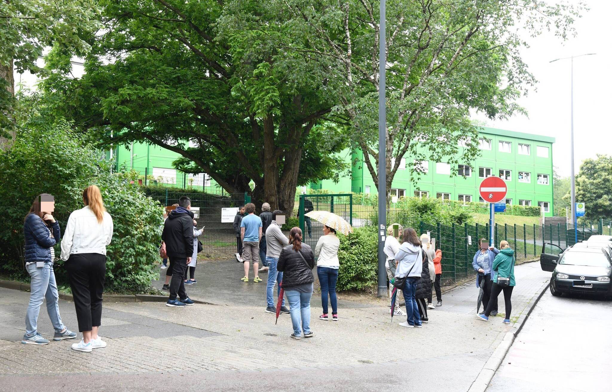  Eltern warten vor der Grundschule Peterstraße am Montag auf ihre Kinder, nachdem bekannt wurde, dass ein Schüler an Corona erkrankt ist.  