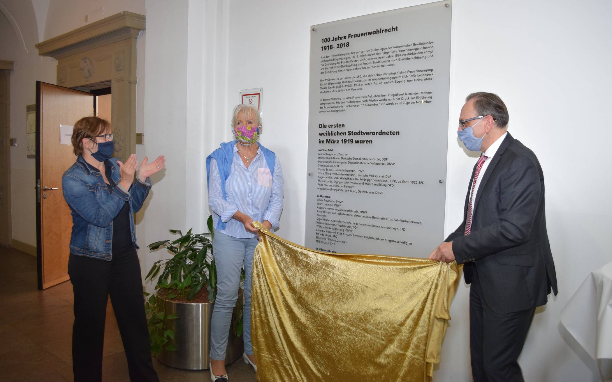  Martine Völker von der Gleichstellungsstelle, Bürgermeisterin Ursula Schulz und Oberbürgermeister Andreas Mucke bei der Enthüllung der Gedenktafel. 