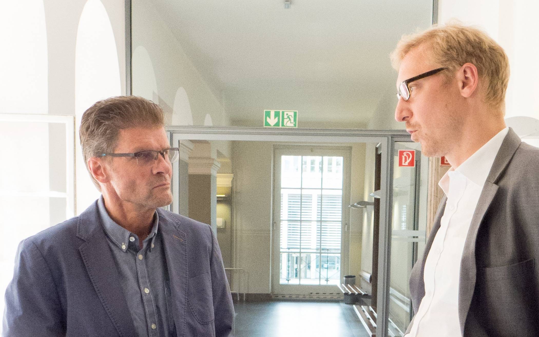  Logistikleiter Klaus Steinbrink (Stadt Wuppertal) mit Rechtsanwalt Seidel vor dem Prozessauftakt. 