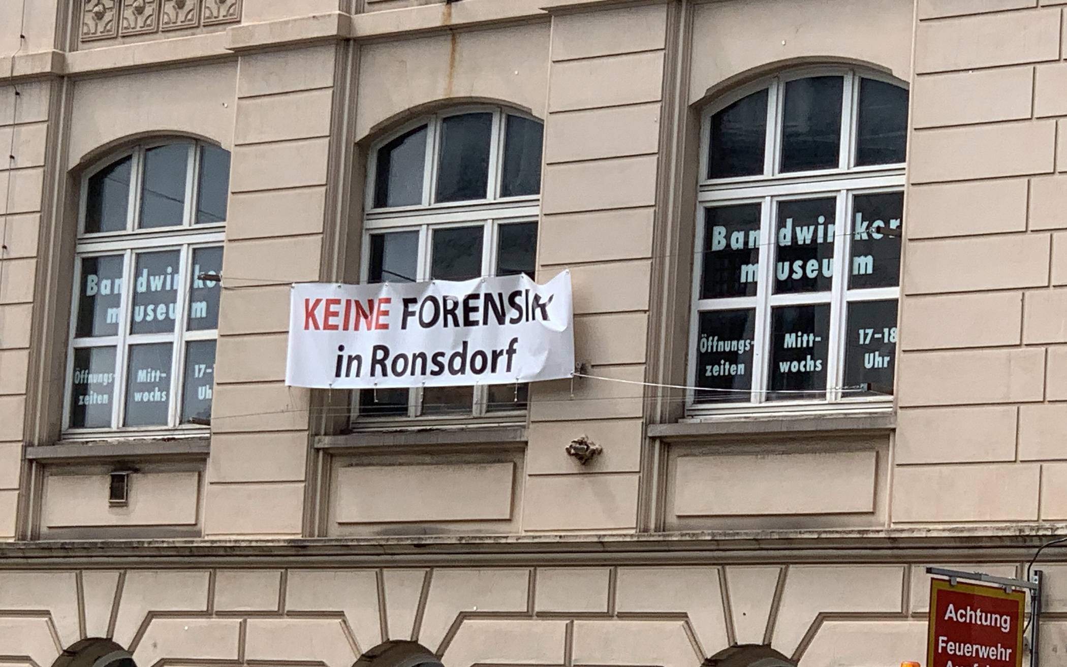 Protestplakat am Bandwirkermuseum in Ronsdorf.