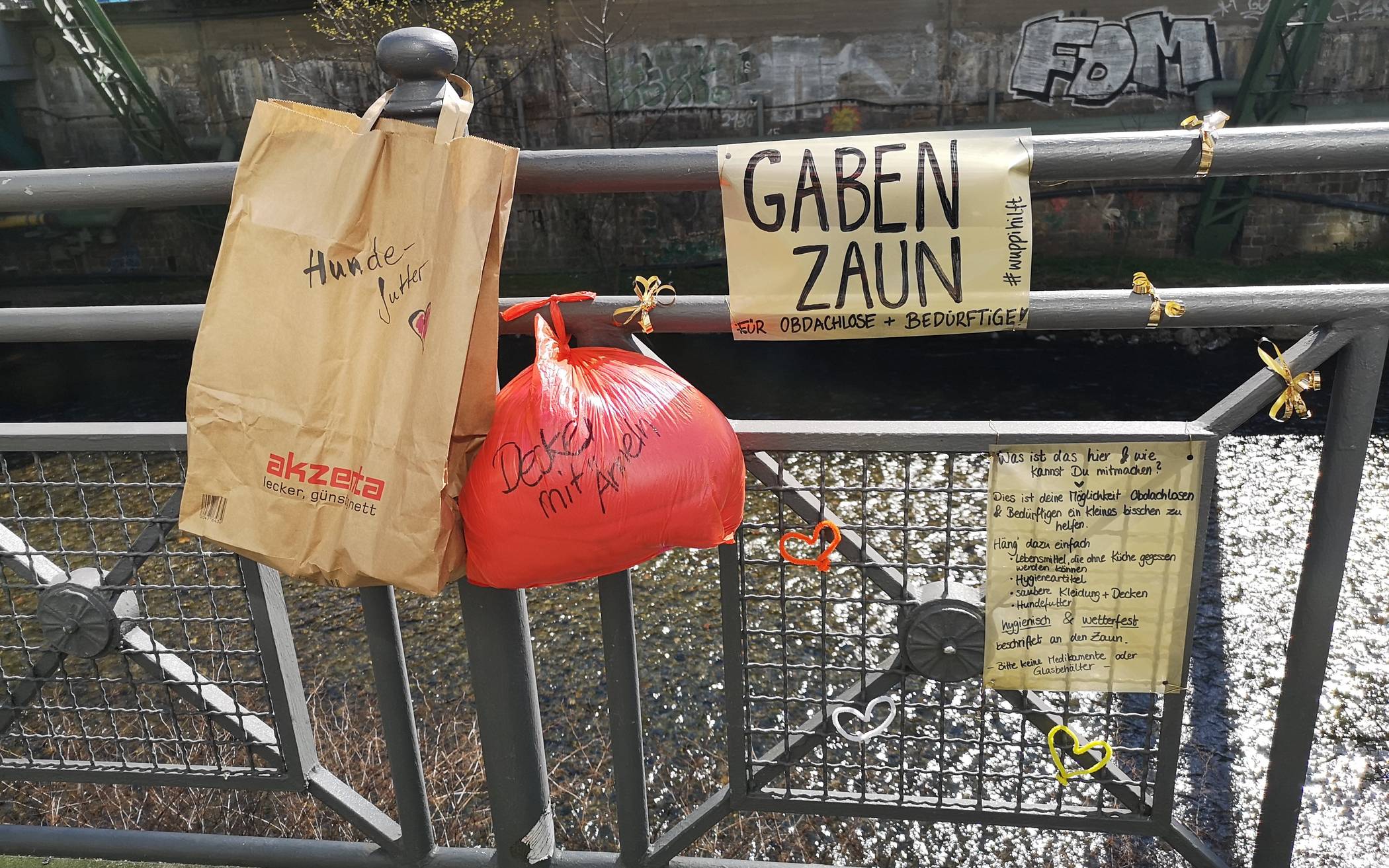  Der Gabenzaun in der Nähe des Schwebebahn-Hauptbahnhofs in Elberfeld. Hier wurden während des Corona-Lockdowns Lebensmittel und Kleidung von Wuppertalern für Obdachlose deponiert.  