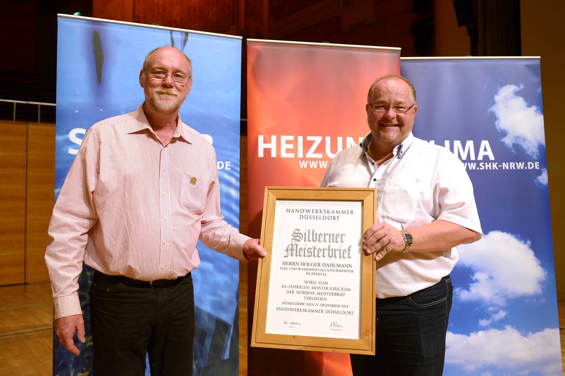 Letzte Amtshandlung des scheidenden Obermeisters Hans-Ulrich Vaupe (l.): die Übergabe...
