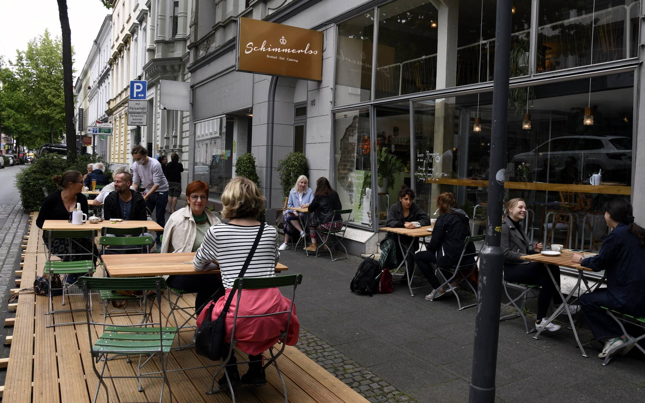  Im Café Schimmerlos an der Friedrich-Ebert-Straße freut man sich über zusätzliche Außenplätze auf dem Parkstreifen links. Die nötige Abtrennung zur Straße ist noch in Arbeit. Dieses Szenario könnte uns demnächst im Stadtbild noch viel öfter begegnen. 