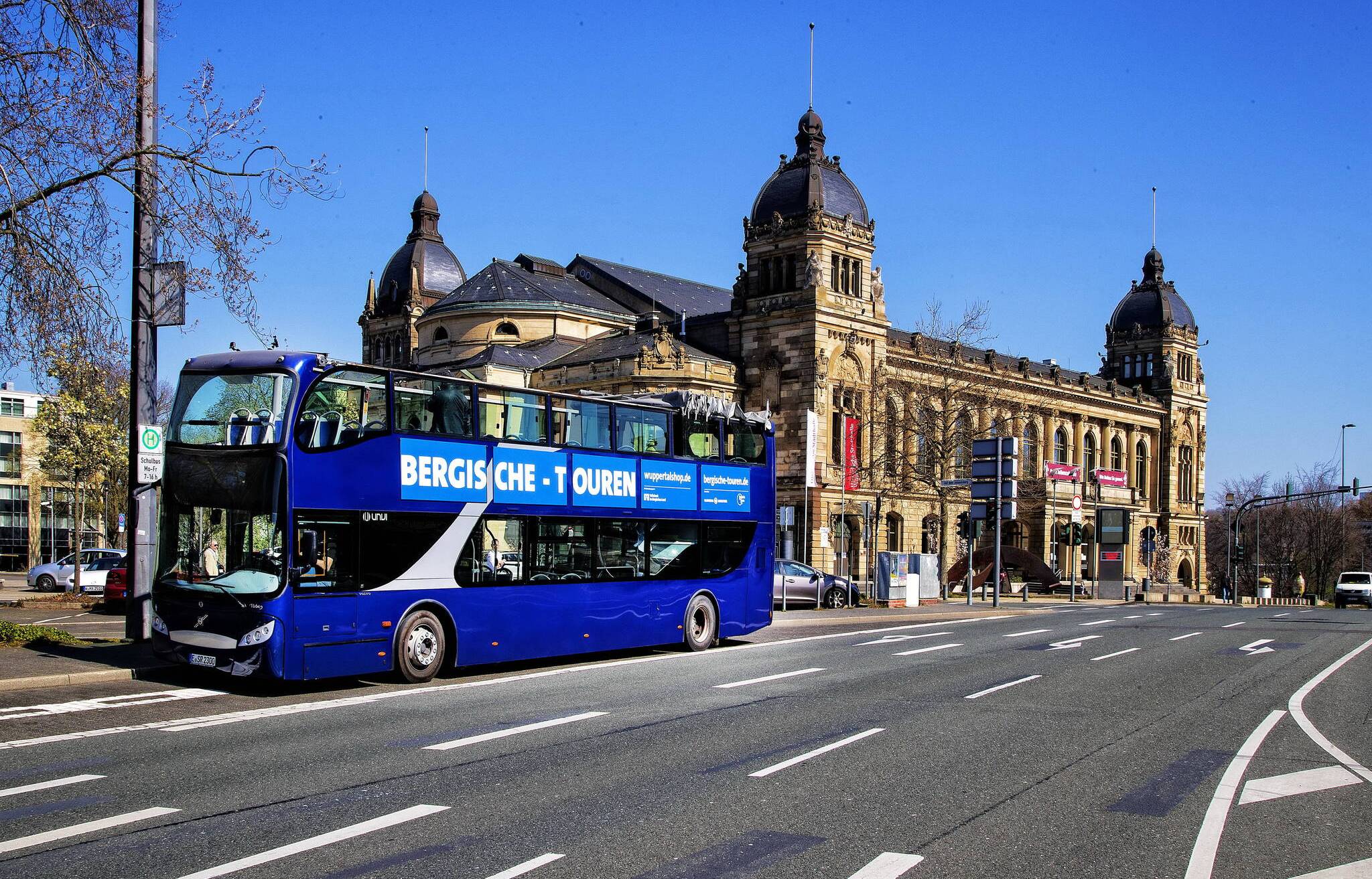  Der Doppeldeckerbus vor der Historischen Stadthalle in Wuppertal. 