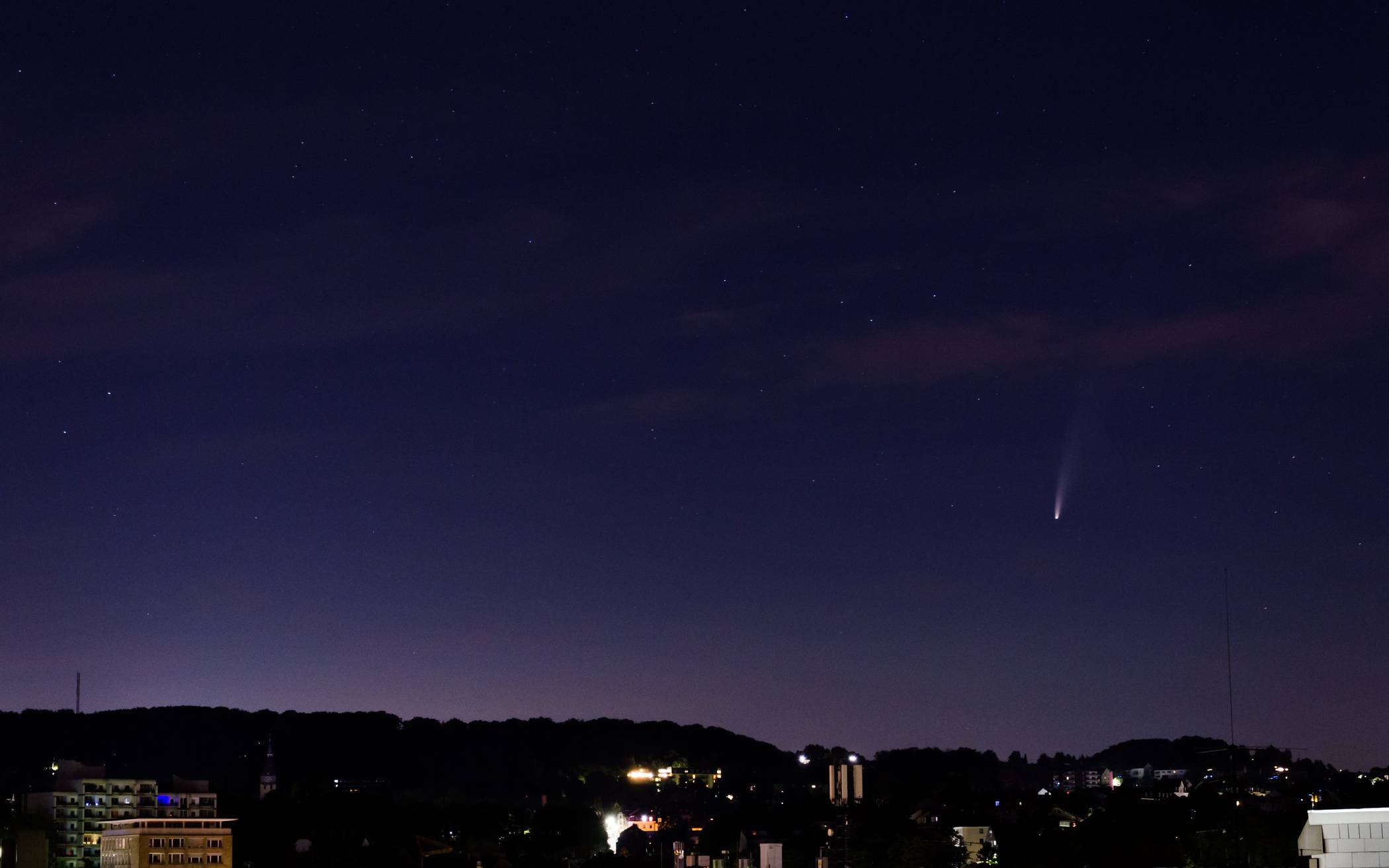  Per Langzeitbelichtung ist der Komet samt Schweif gut zu sehen. 