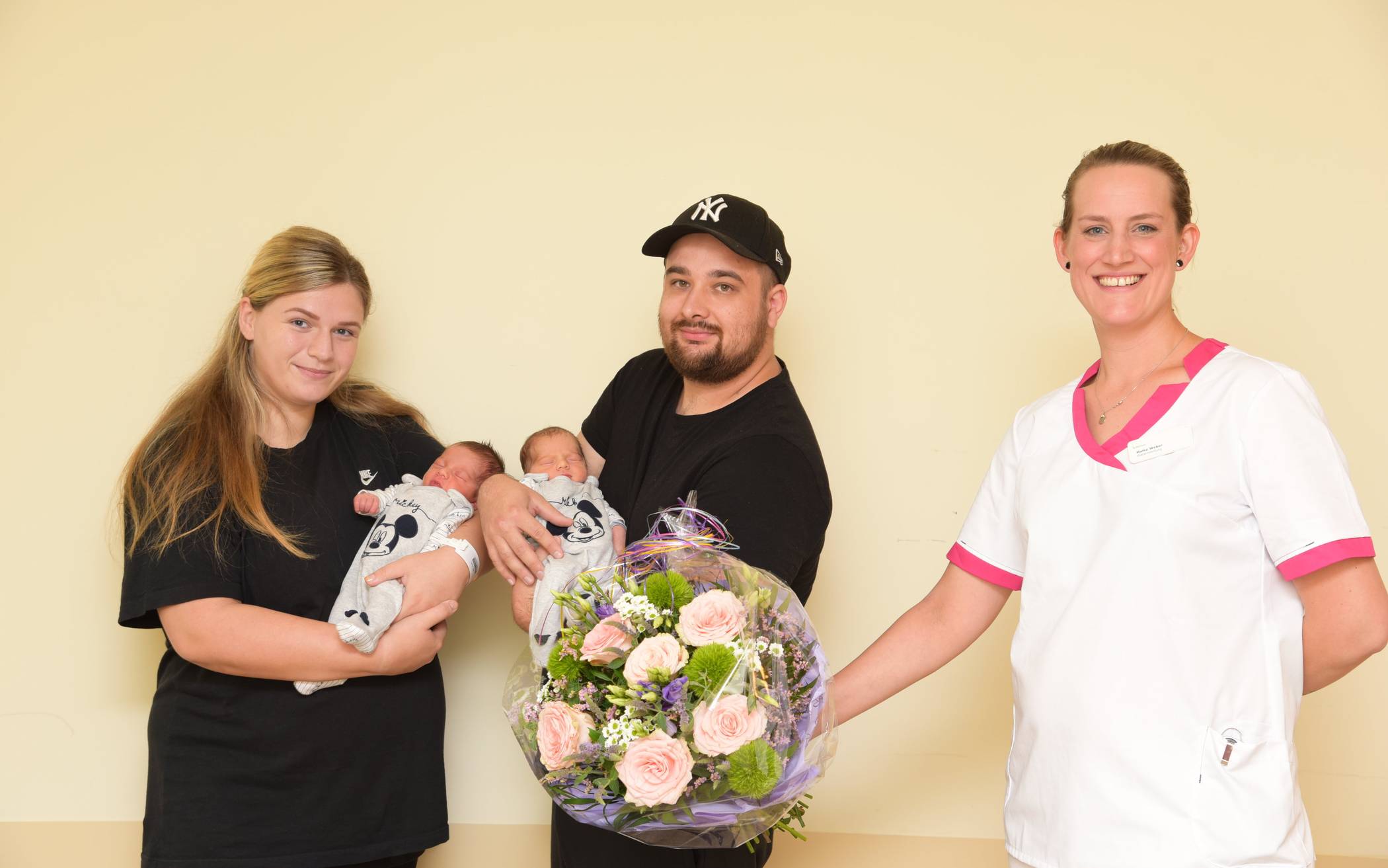  Stationsleiterin Maike Weber freut sich mit den Eltern der neugeborenen  Milan und Marko. 