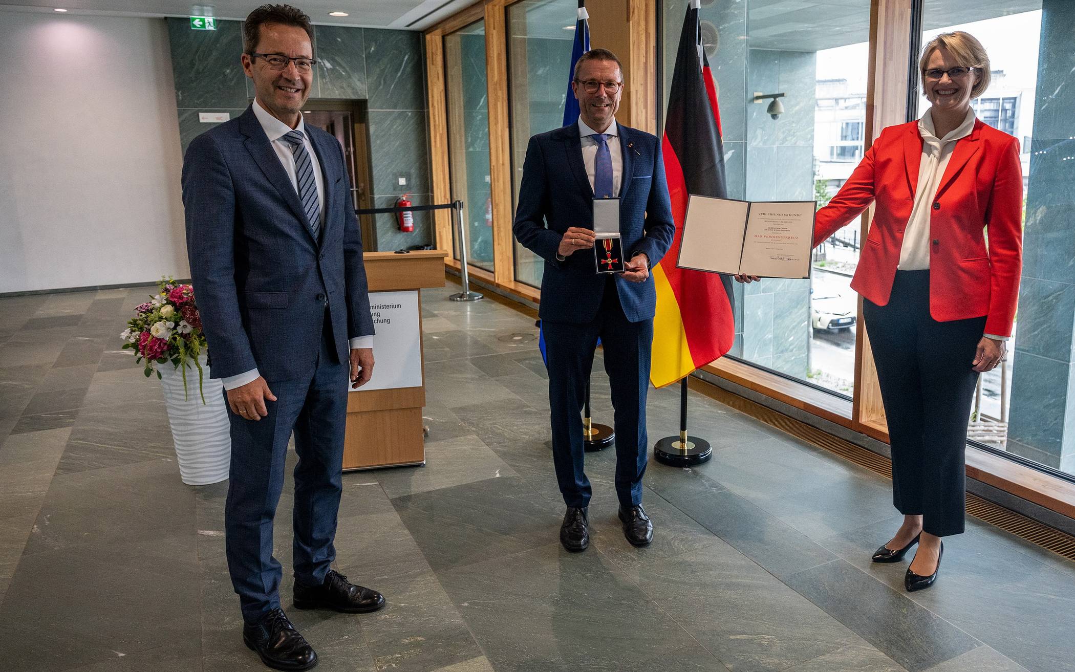 Ministerin übergibt Schneidewind Verdienstkreuz am Bande