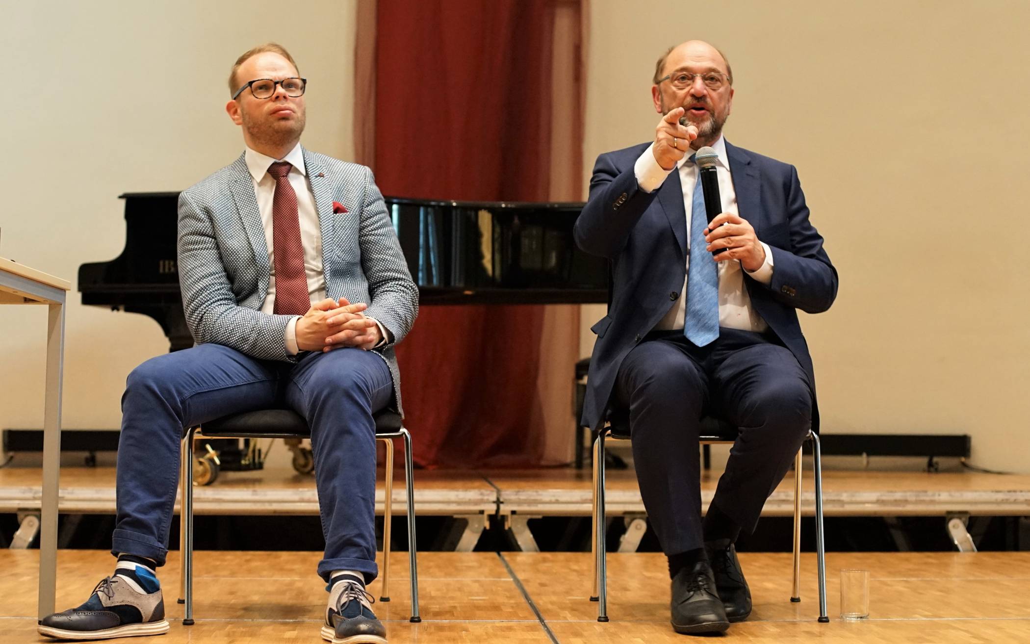  Helge Lindh (Li.) mit Martin Schulz bei einer Diskussion in Wuppertal.. 
