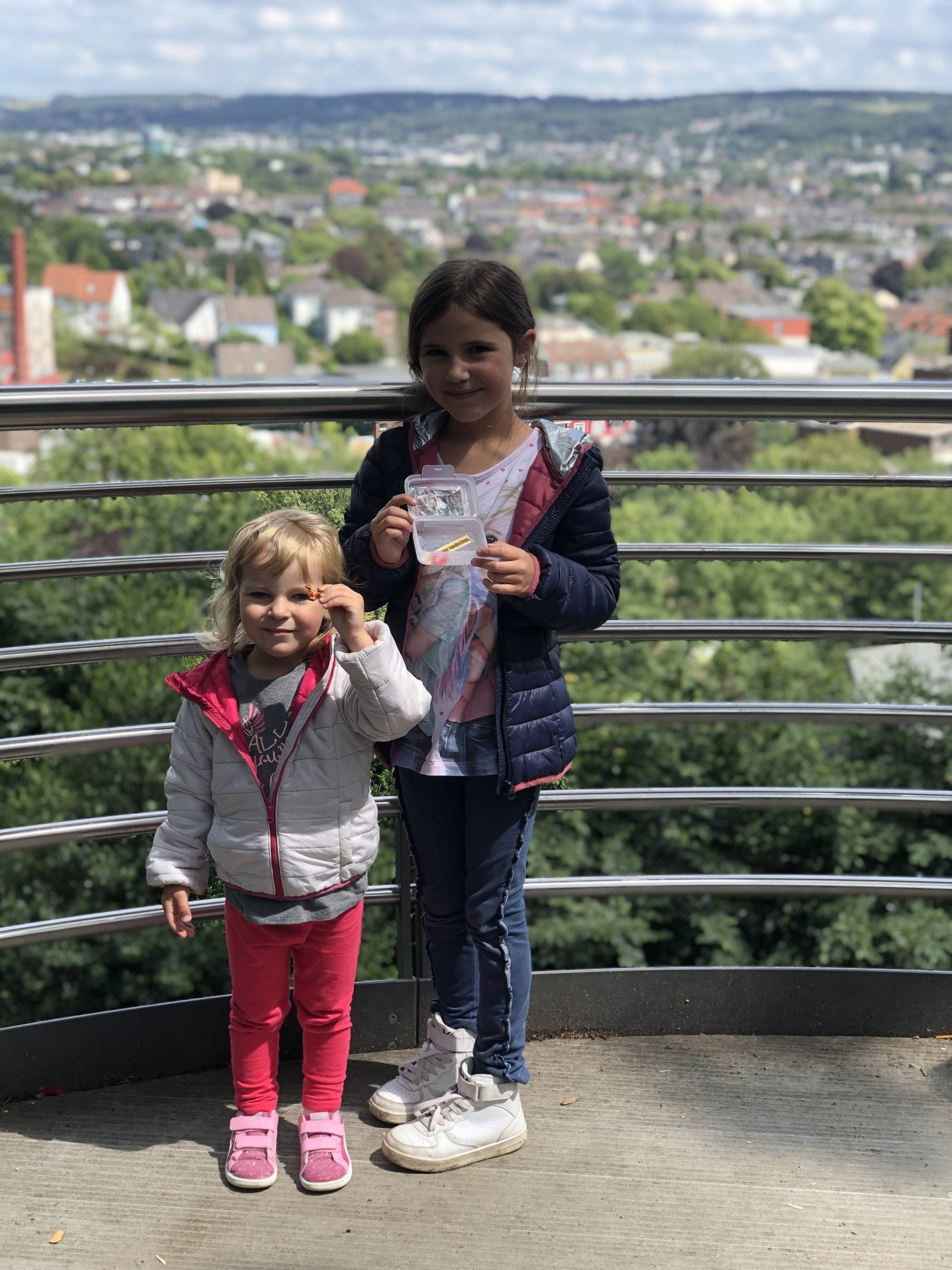 Mariel und Maja Mroz....