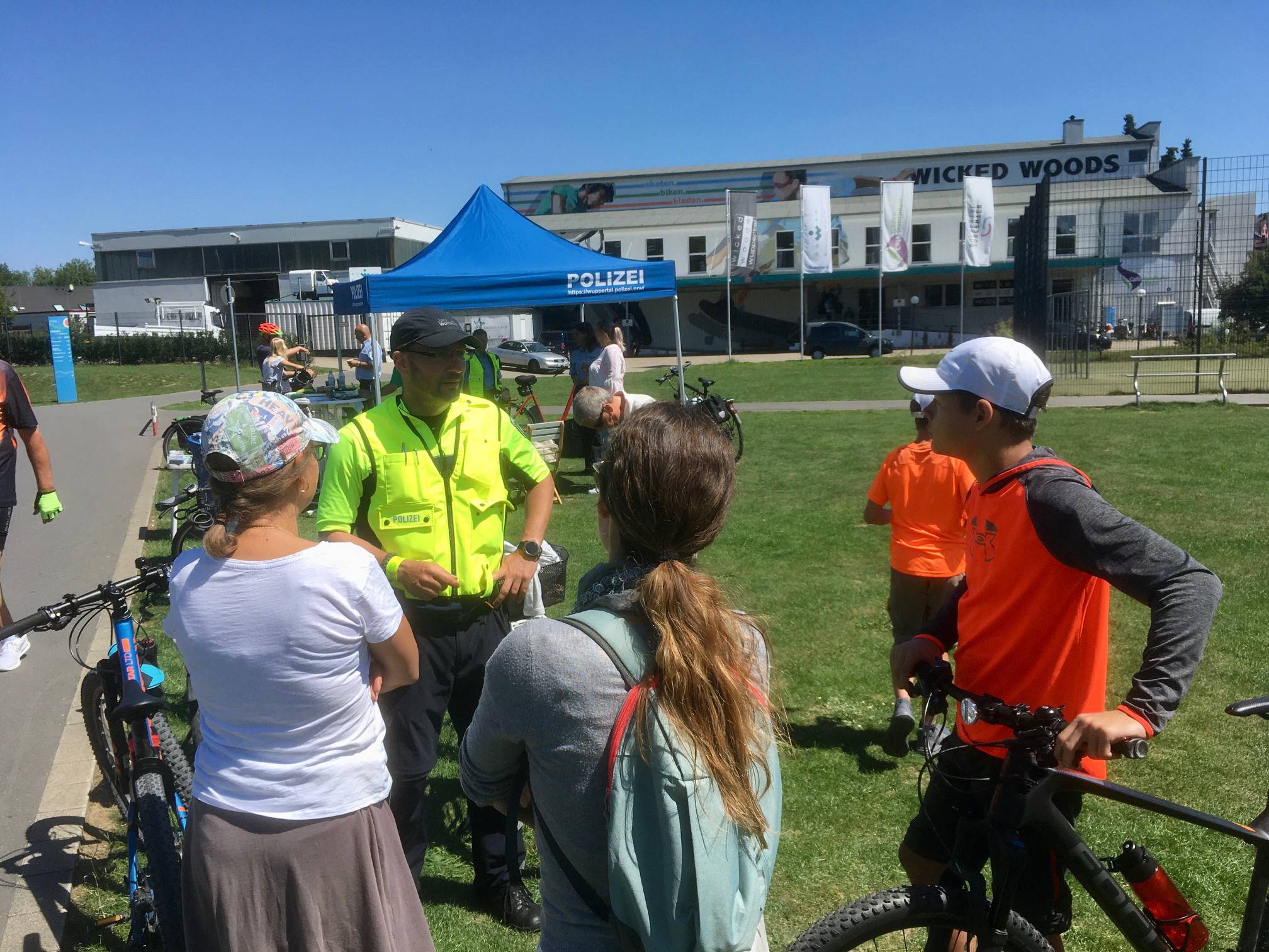  Bei strahlendem Sonnenschein wurden zahlreiche Gespräche geführt. 