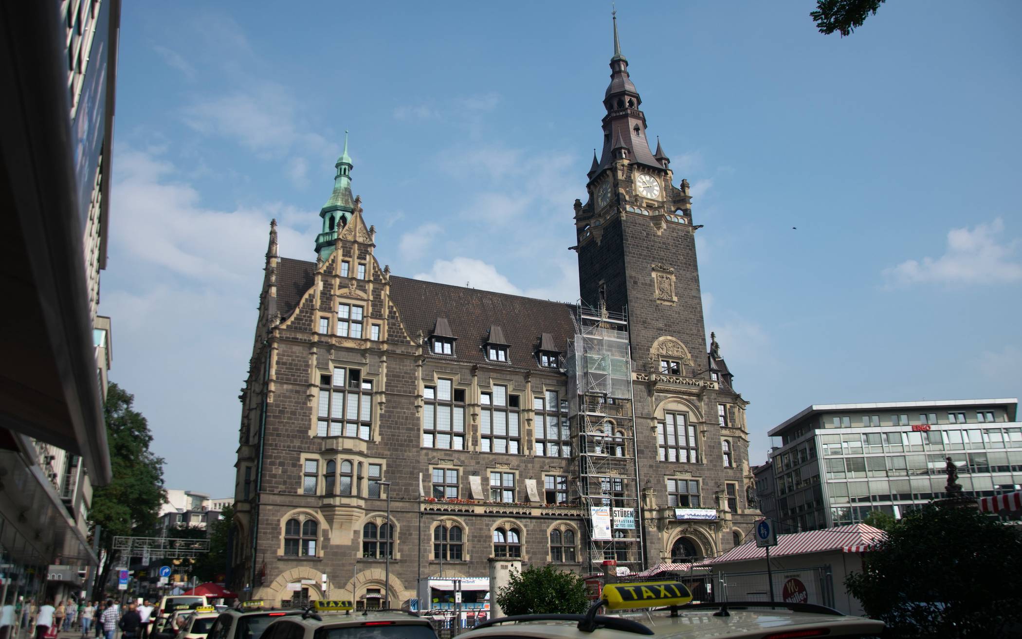  Das historische Gebäude ist Sitz mehrerer Verwaltungsbereiche. 