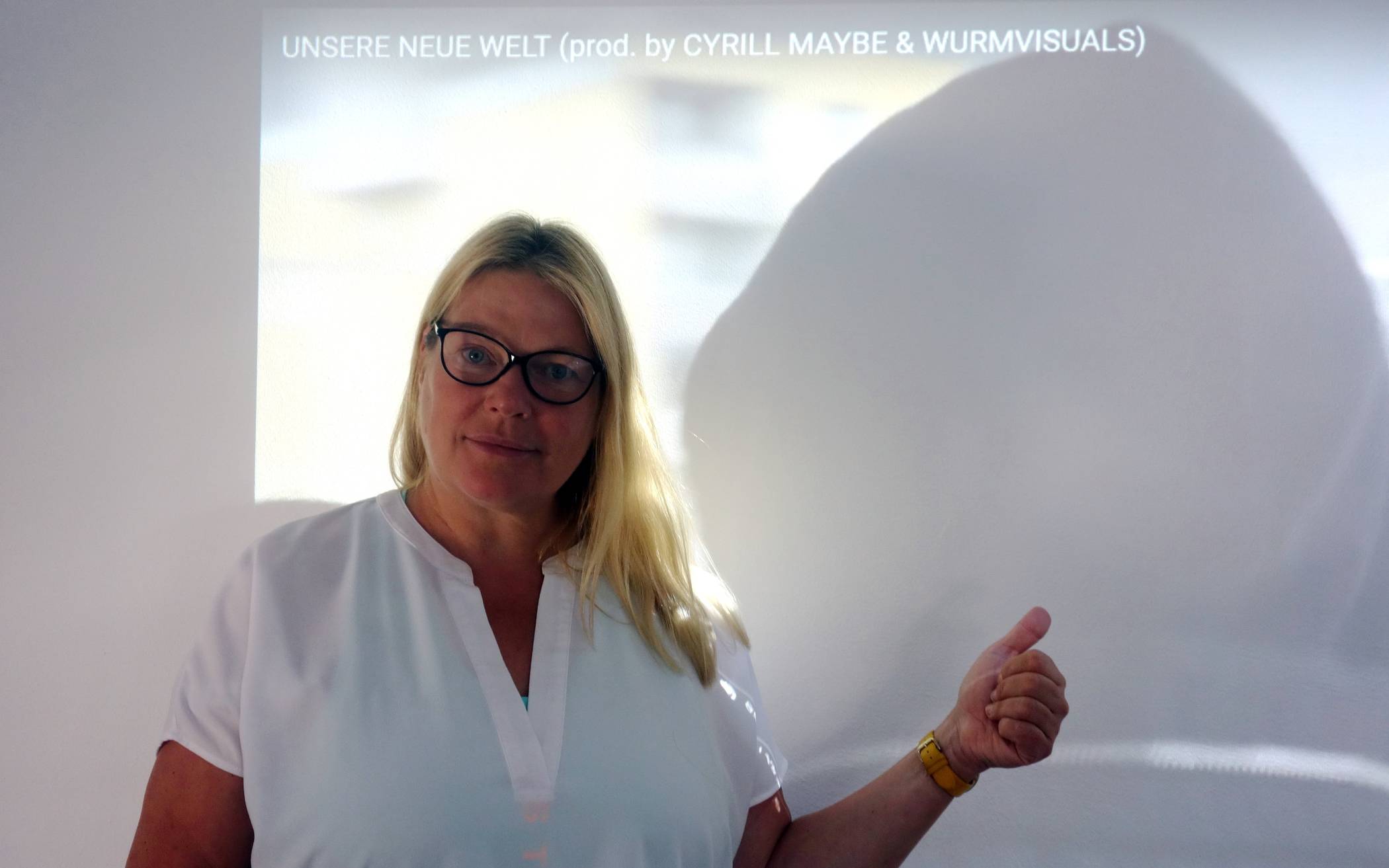 Christine Tertel von der Fachstelle für Suchtvorbeugung präsentiert das Videoprojekt „Unsere neue Welt“,