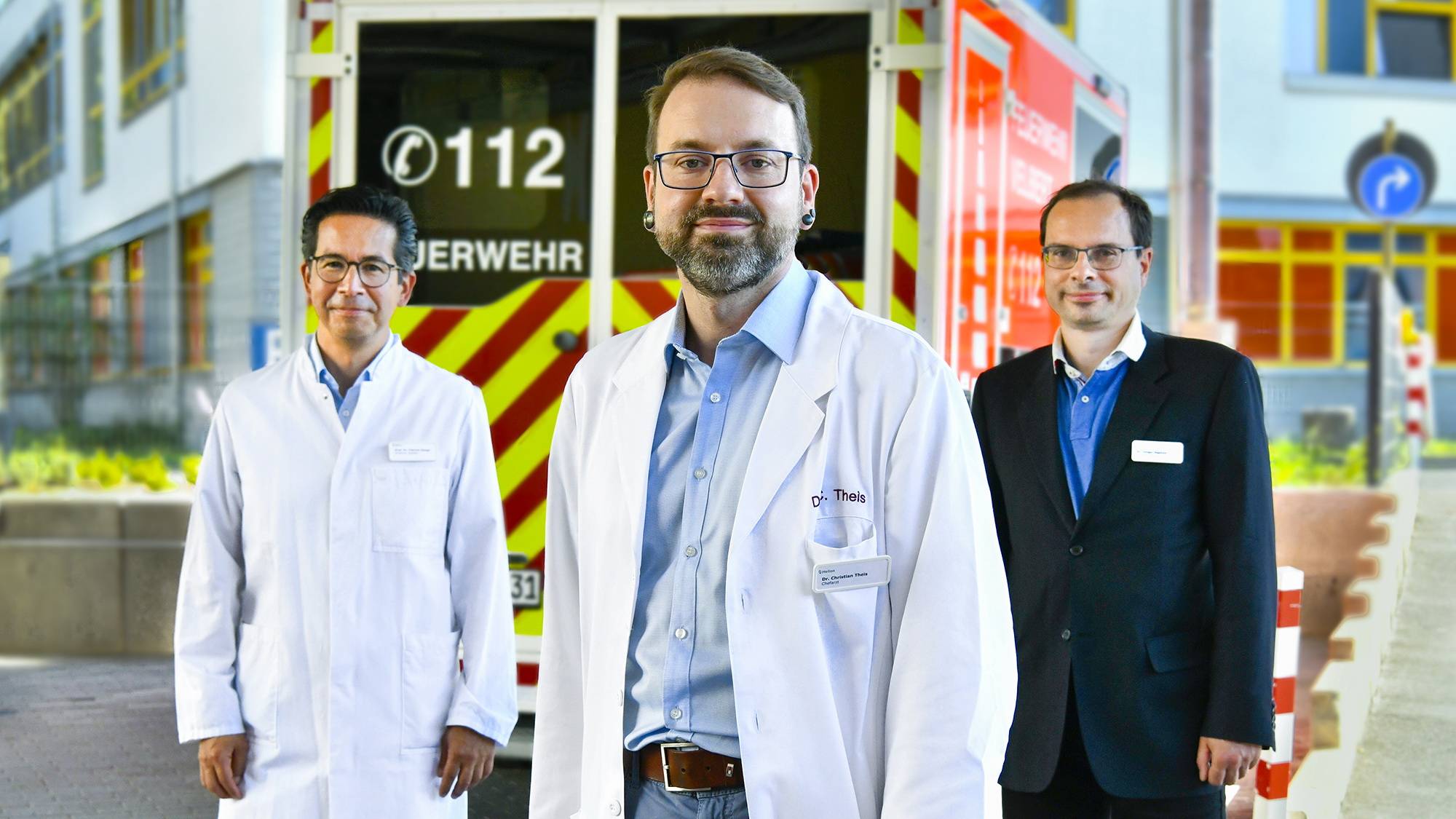  Der ärztliche Direktor Prof. Patrick Haage (li.) und Klinikgeschäftsführer Dr. Holger Raphael (re.) gratulieren dem neuen Chefarzt des interdisziplinären Notfallzentrums, Dr. Christian Theis. 
