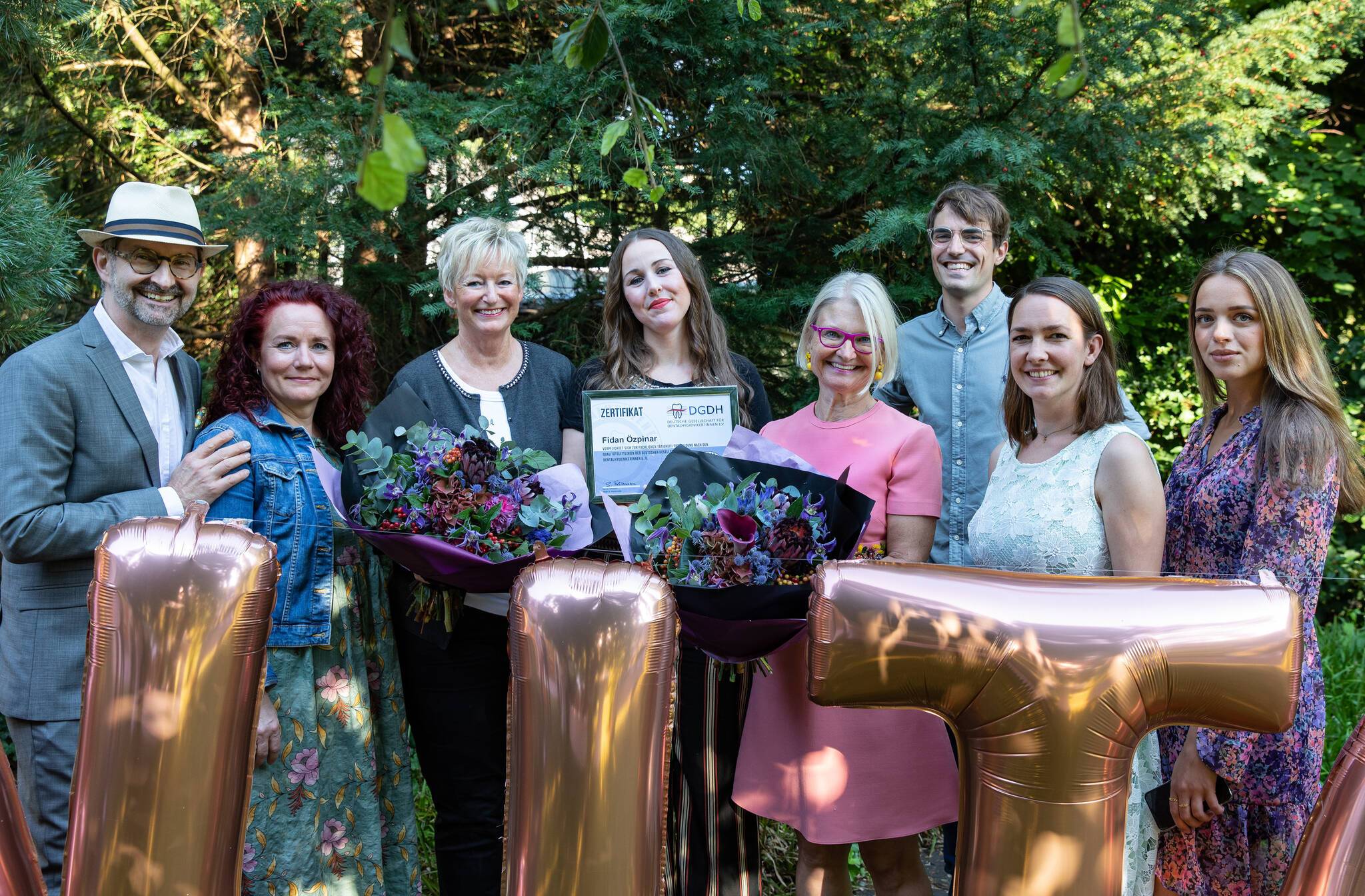  Das Praxisteam der Zahnärzte Dr. Christian Klein (l.) und Dr. Daniel Sälzer (hinten) bei der Feier zur Übergabe des Gütesiegels durch Sylvia Fresemann, Vorsitzende der Deutschen Gesellschaft für DentalhygienikerInnen.     